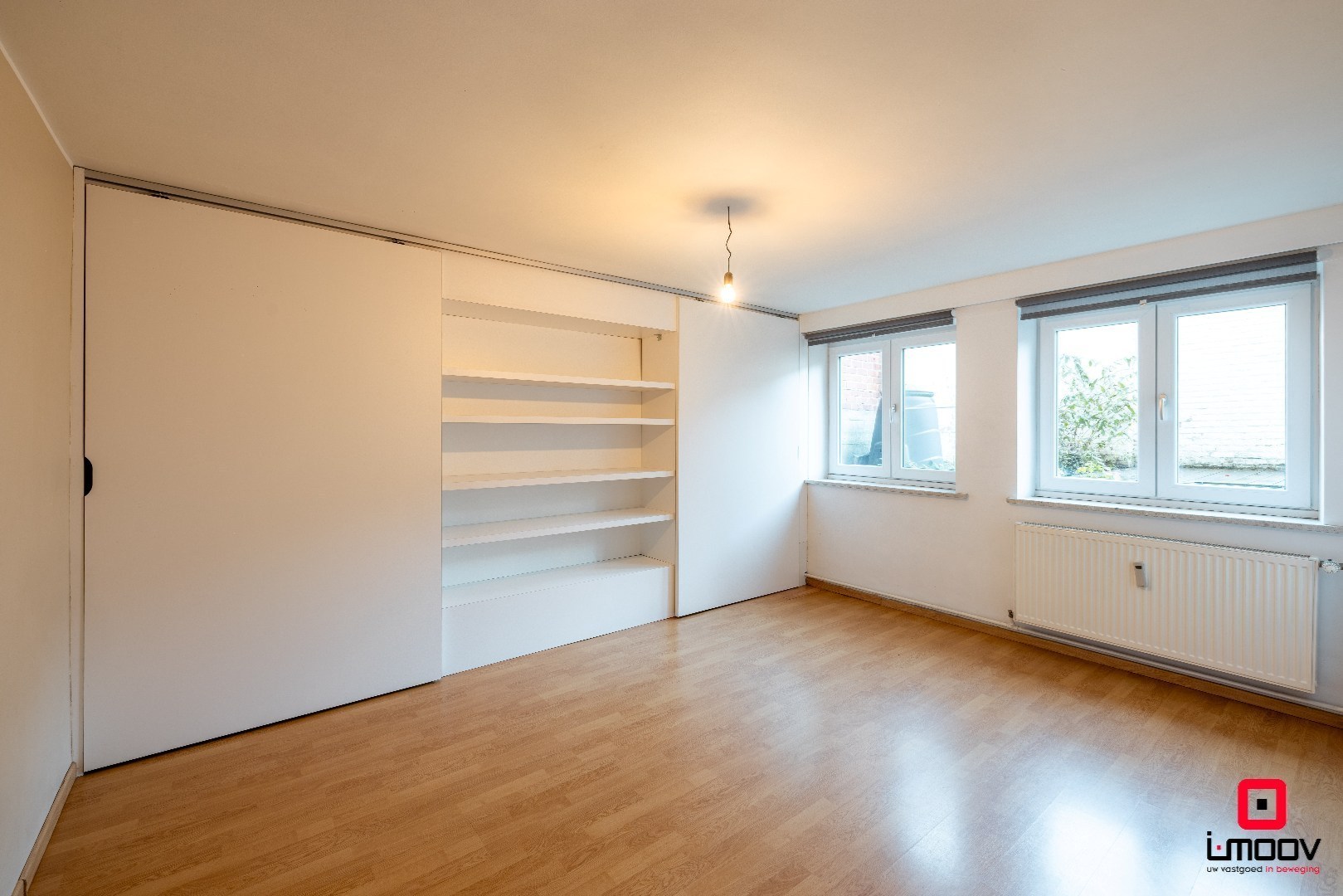 Instapklaar, lichtrijk tweeslaapkamer souterrain-appartement met groot terras &amp; garagebox in topligging – Patijntjestraat Gent 