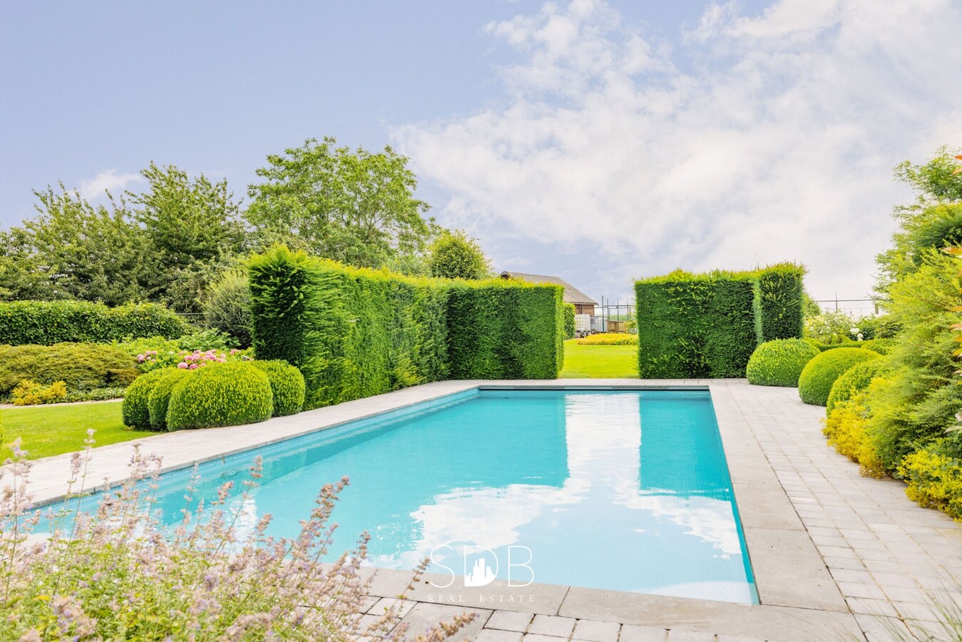 Villa, zwembad, zonnepanelen, luxe vastgoed, sdb real estate