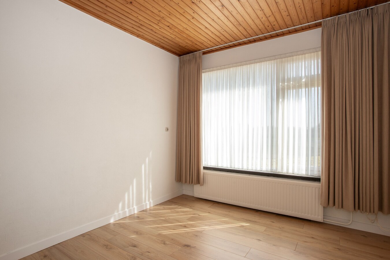 Royale halfvrijstaande woning met uitzicht over de landerijen, op korte afstand van het centrum. 