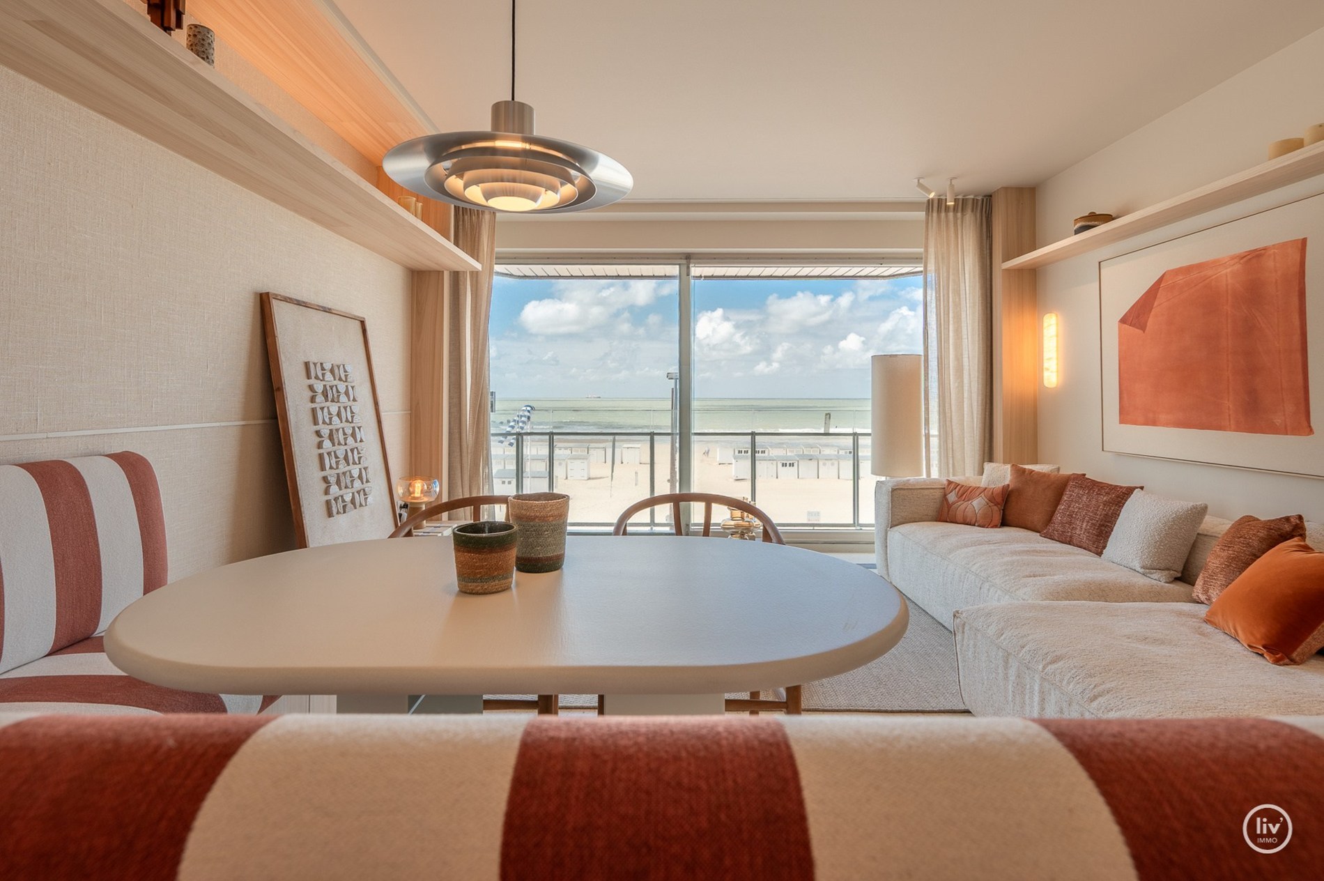 Luxueus gerenoveerd appartement met frontaal zeezicht gelegen tussen het Albertplein en de wandeldijk. 