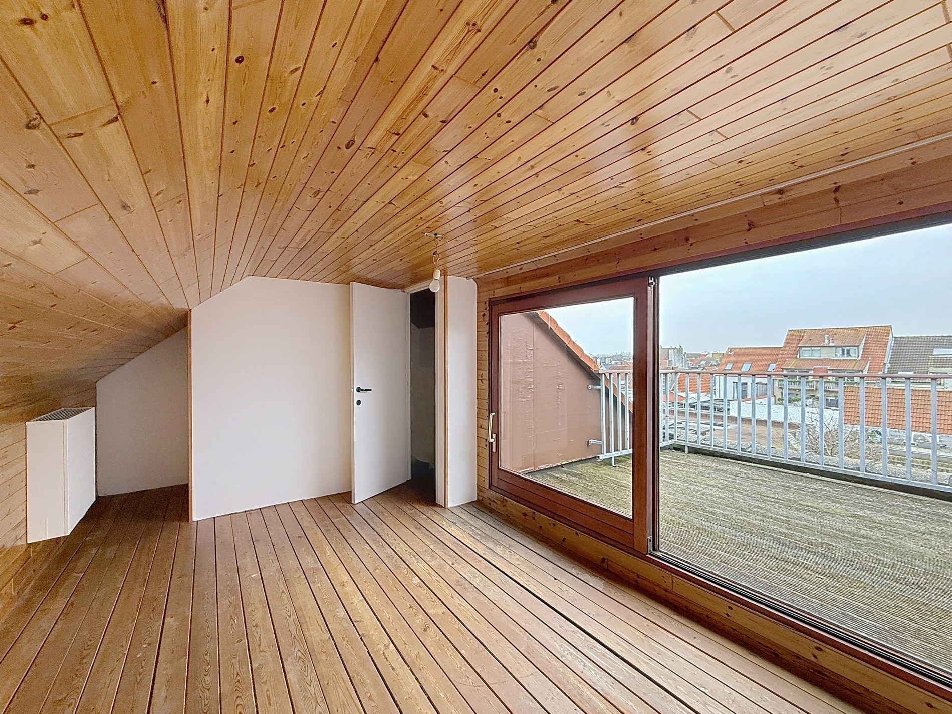 Central gelegen rijwoning in oud-Knokke, op een  centrale locatie, nabij de supermarkten, school, sportcomplex en enkele meters van de Lippenslaan en het openbaar vervoer. 