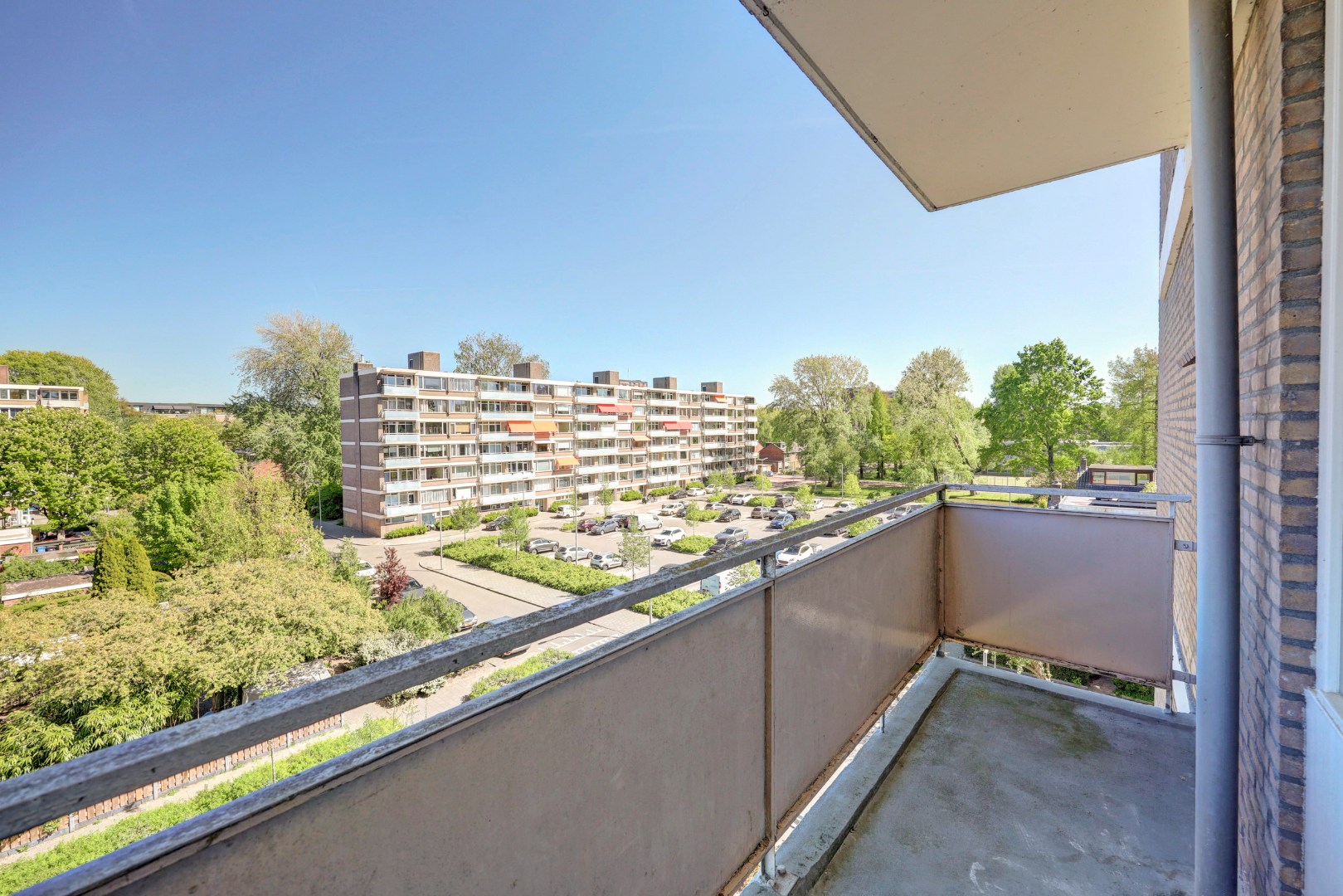 Goed onderhouden en instapklaar 4-kamer hoek-appartement op de 4e verdieping met moderne keuken en badkamer, 3 balkons en gelegen op eigen grond. 