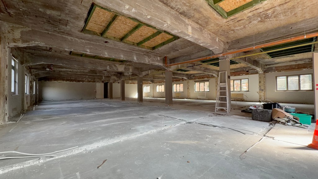 Kantoorrenovatieproject te koop vlakbij klaverblad in Gent