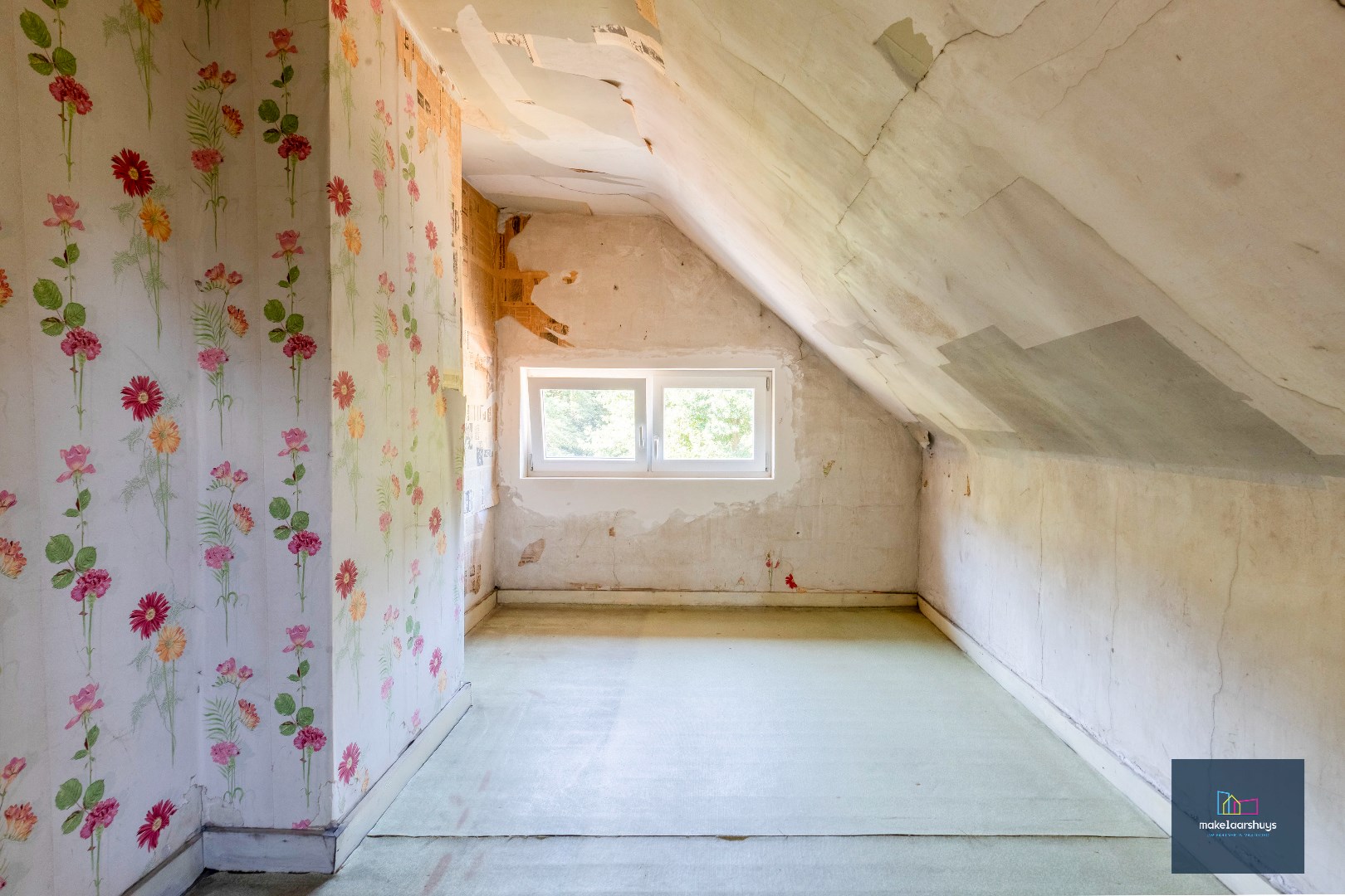 VERKOCHT !!! Residentieel gelegen  te renoveren halfopen bebouwing met tuin 