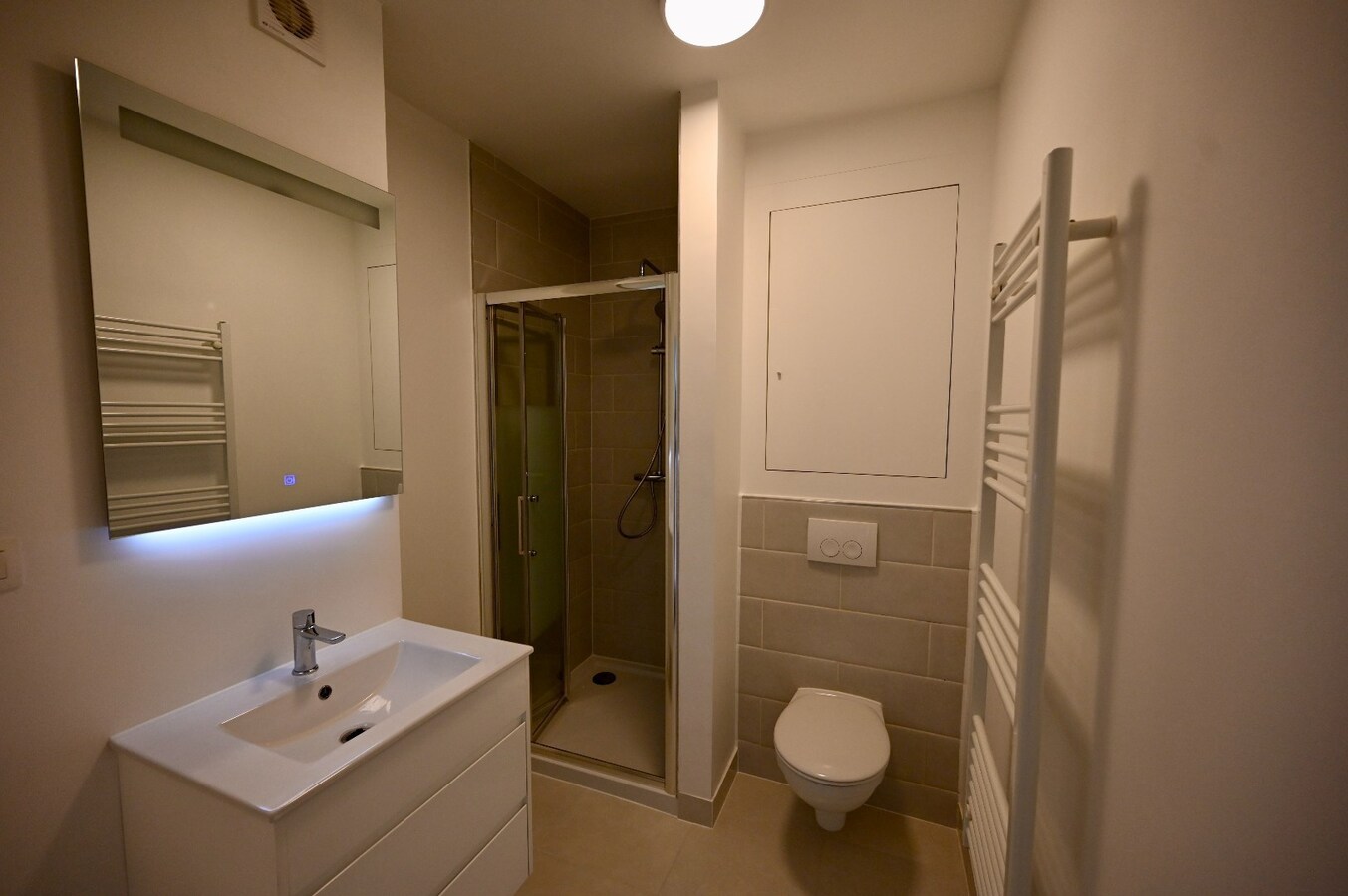 KNAP GERENOVEERD KNUS 2-SLAAPKAMER APPARTEMENT 