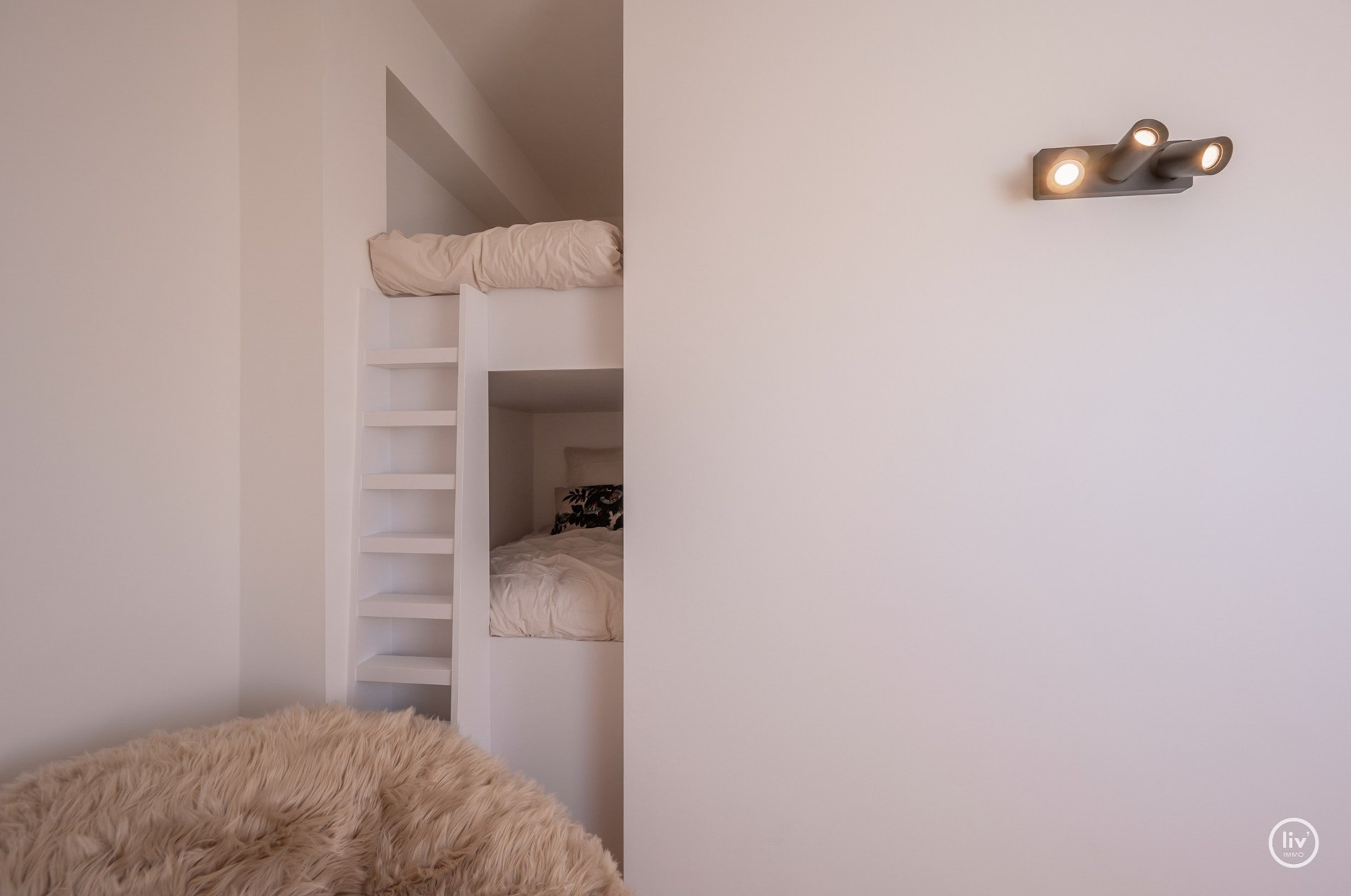 Prachtige ruime duplex (216 m2) top gerenoveerd gelegen op de Leopoldlaan te Knokke. 
