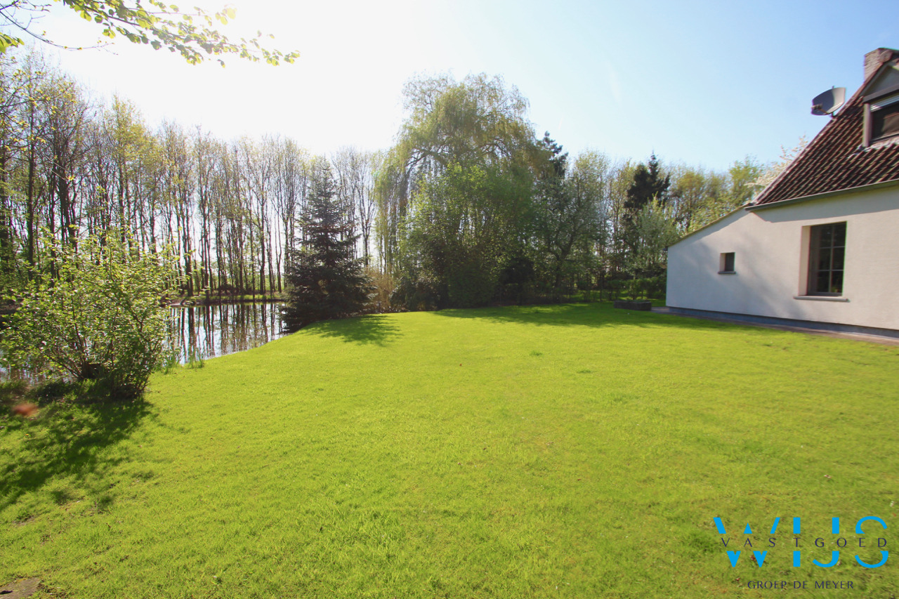 Fenomenaal gelegen Hoeve met bijgebouwen te Assenede ! 