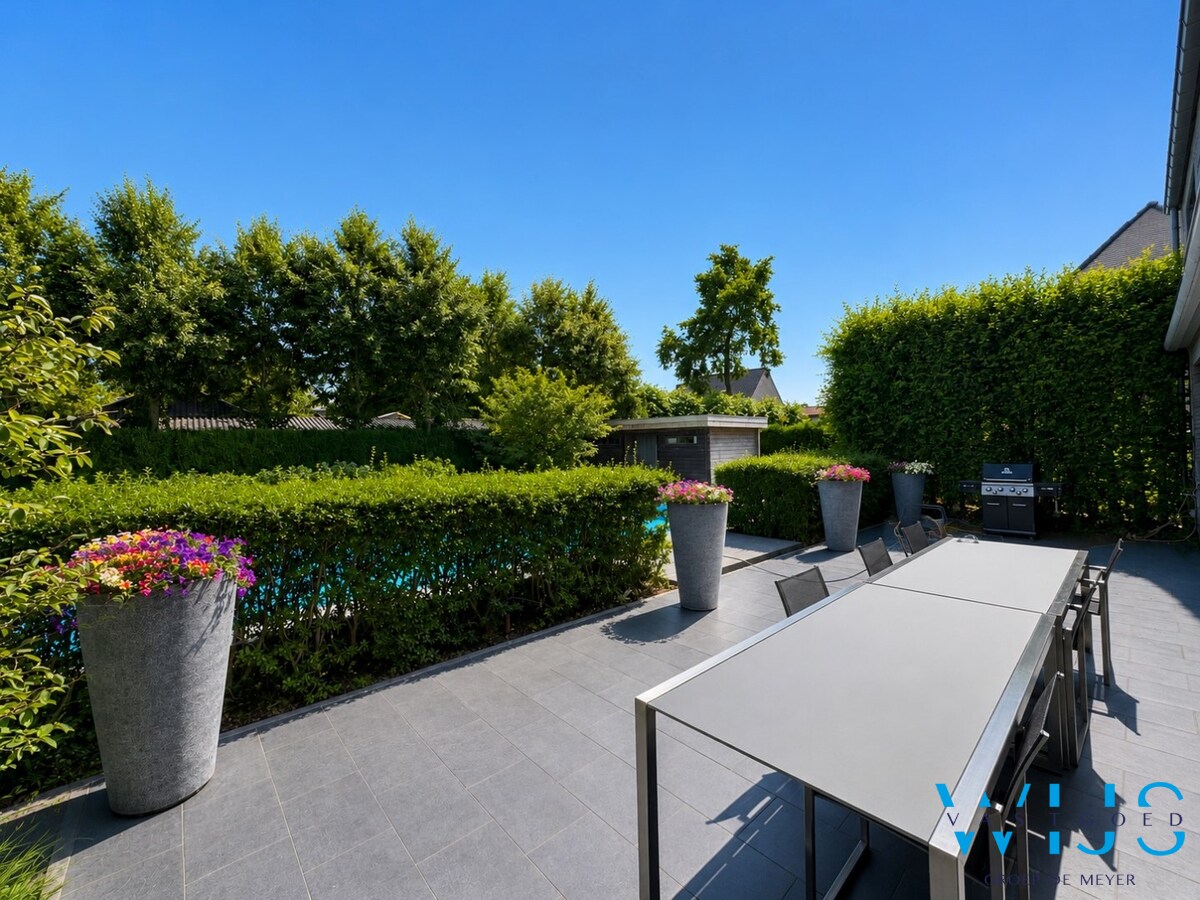 Instapklare open bebouwing met verwarmd zwembad op toplocatie in Sleidinge 