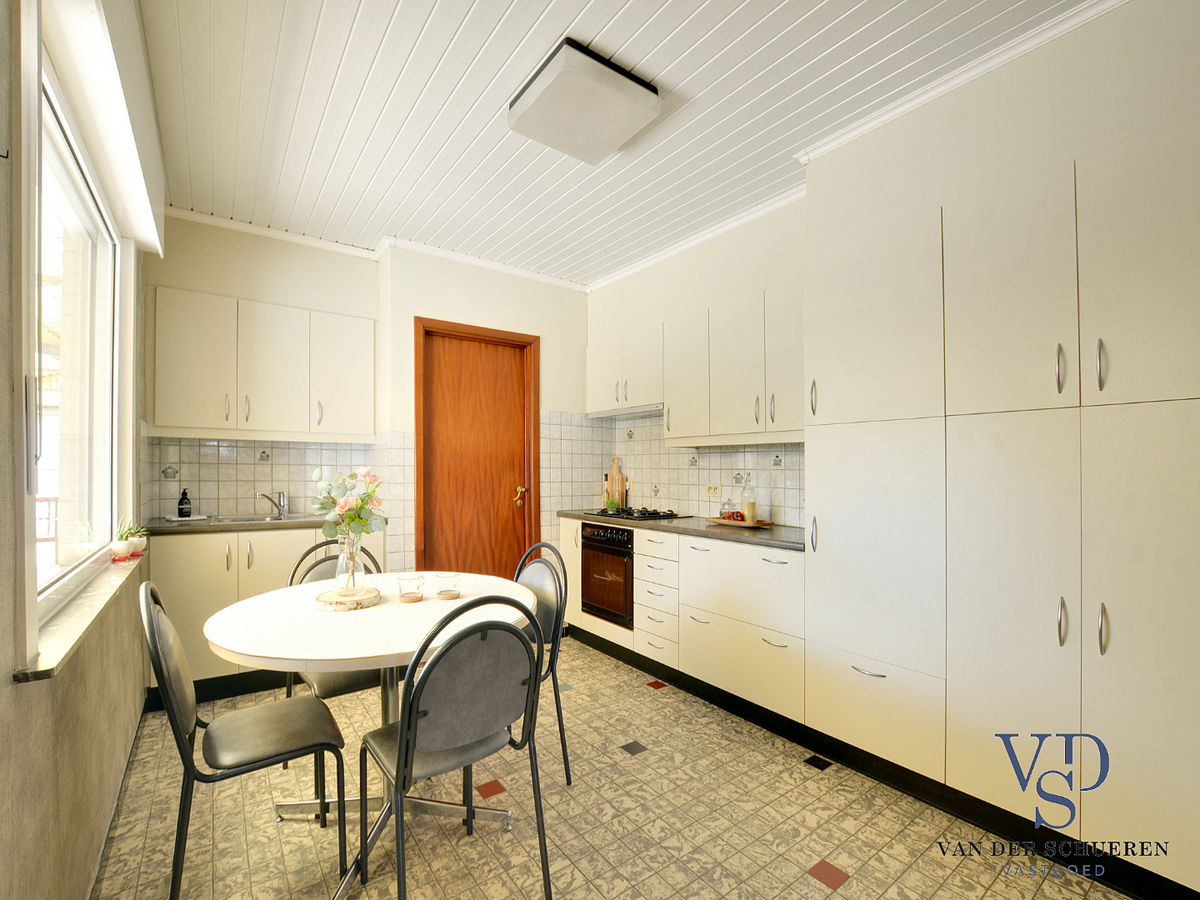 Degelijke woning met tuin en afz. garage. 