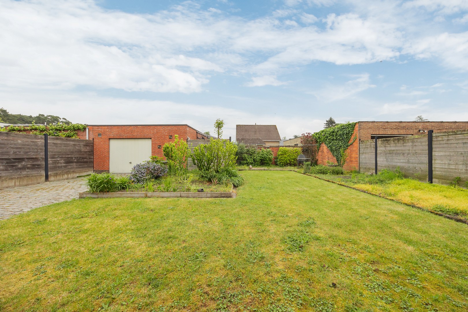 Open bebouwing met tuin en garage 
