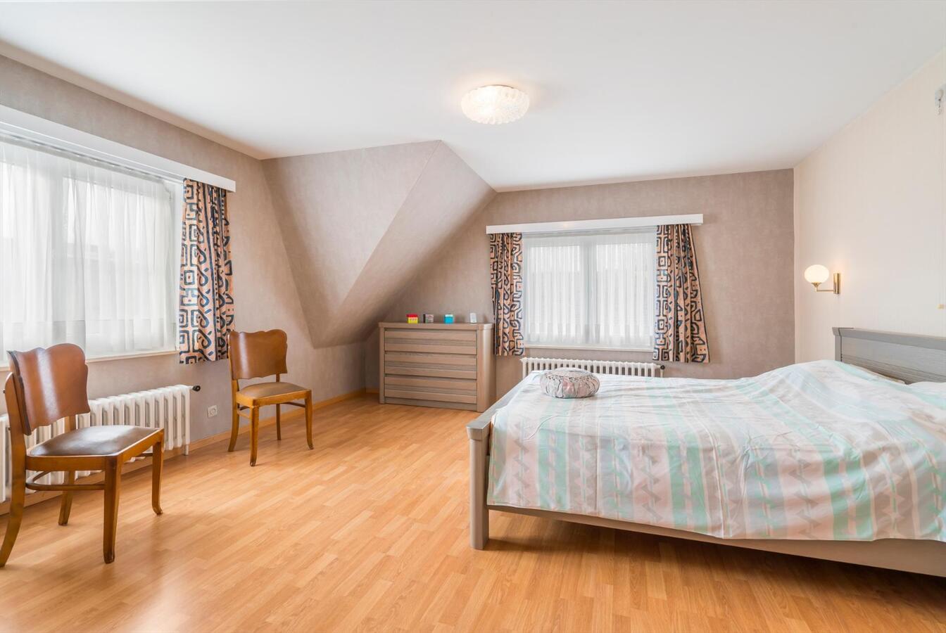 Woning met 5 slaapkamers op 832 m² in rustige straat te Oudenburg 