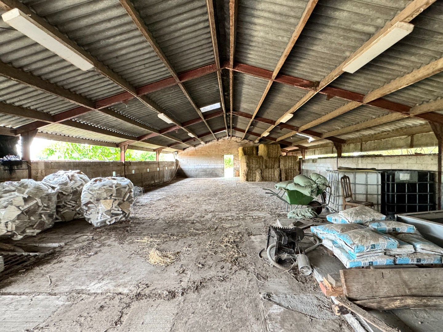 Landelijk gelegen woning met bijgebouwen op 3.850 m². 