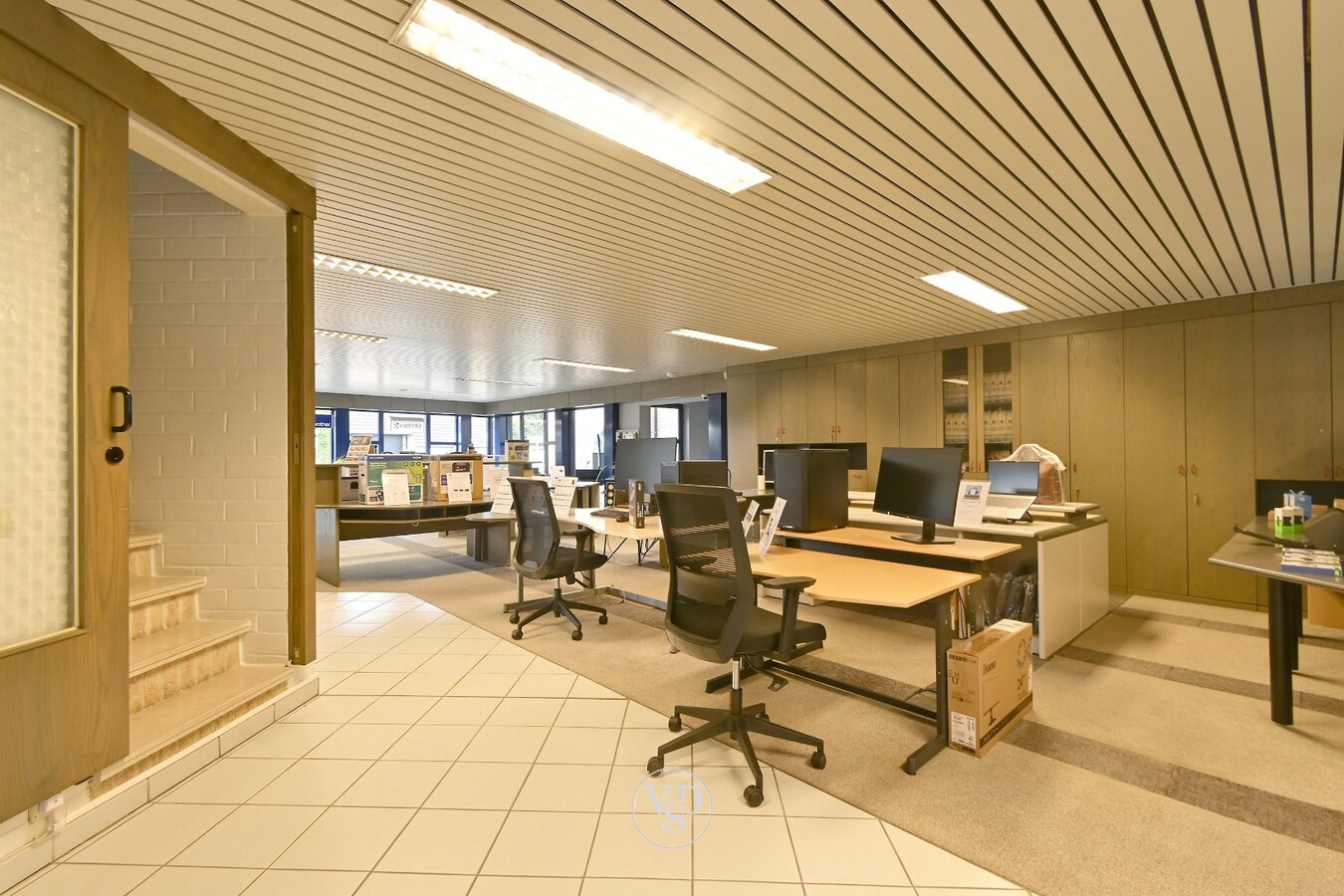 Ruim handelspand met penthouse in villastijl 