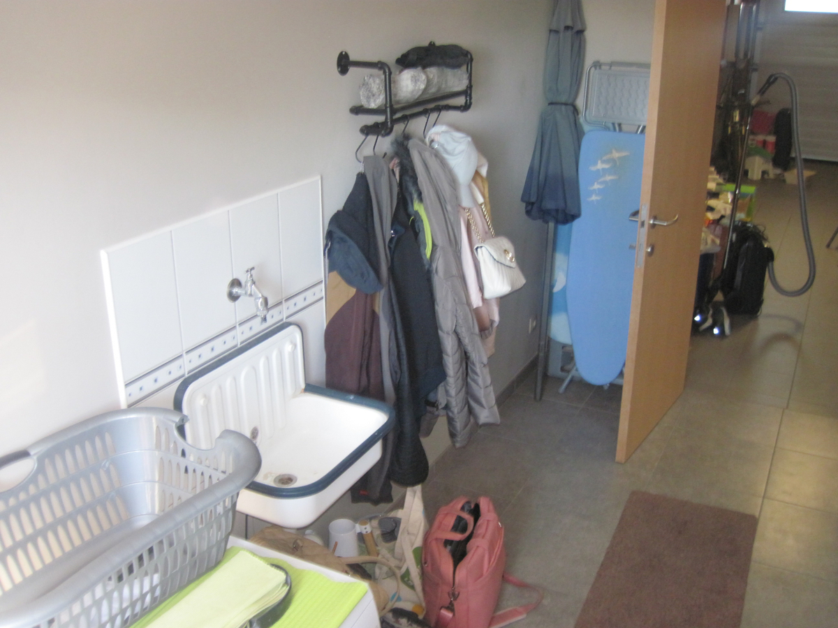 Degelijke woning met terras, tuintje én inpandige garage. 