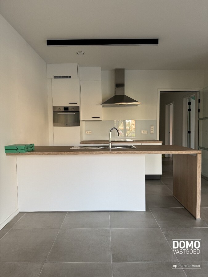 MODERN APPARTEMENT MET 2 SLAAPKAMERS IN HET CENTRUM VAN BOEKT 