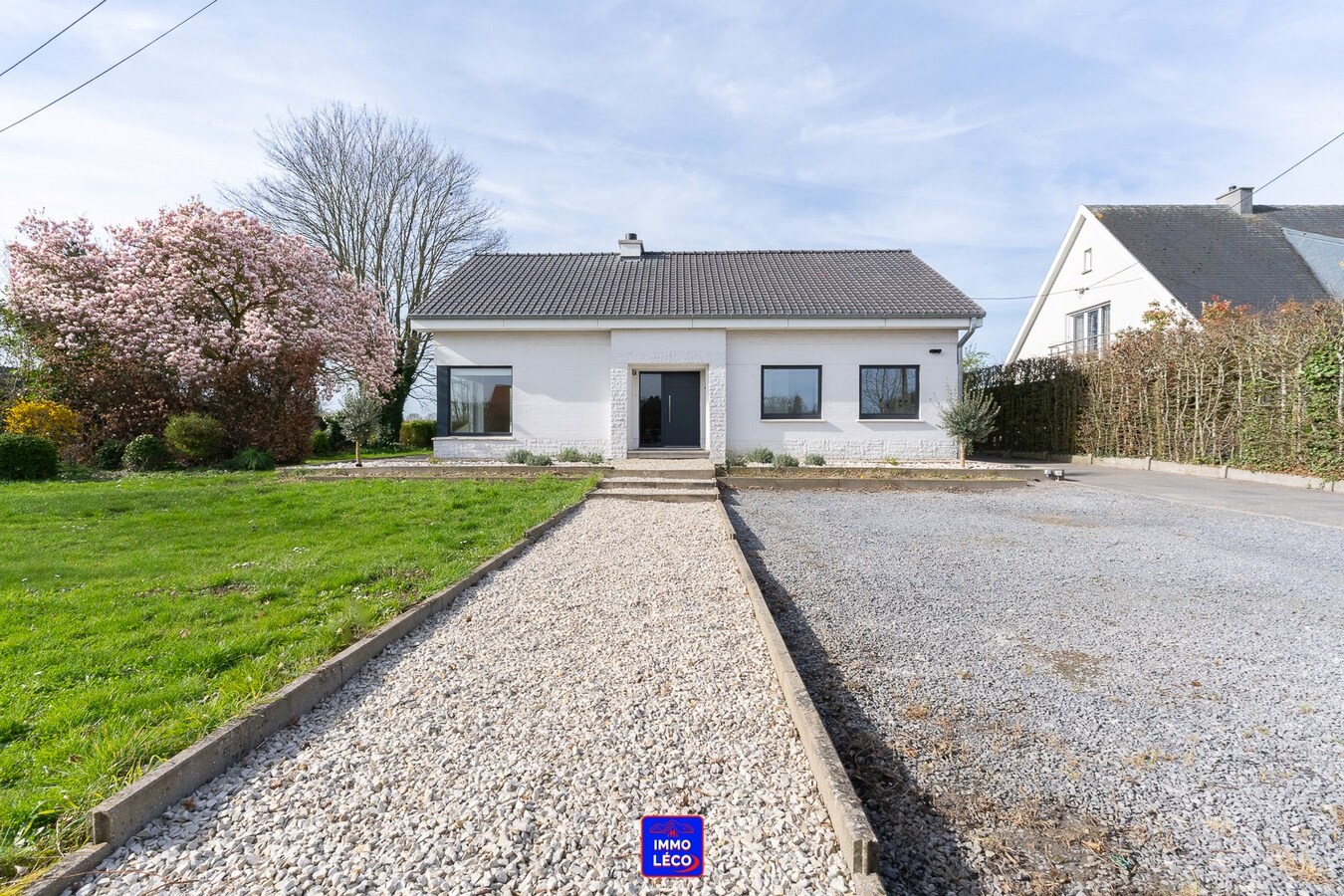 Villa "Semi Plain-Pied" érigée sur 1600m², grand parking, garage, jardin, COUP DE COEUR ! 