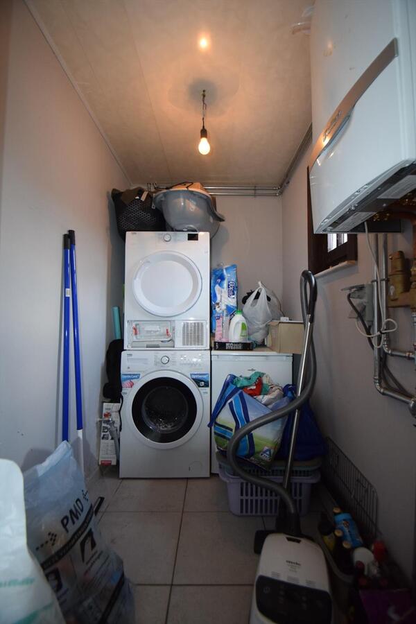 Verzorgde, instapklare halfopen bebouwing met zongerichte binnenpatio te Koekelare 