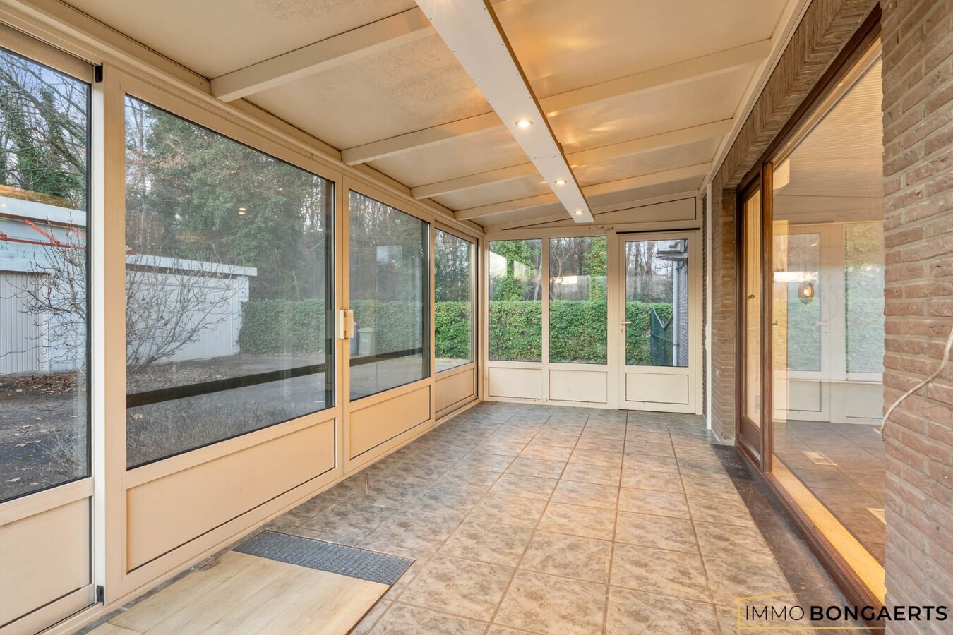 Gelijkvloerse woning met polyvalent bijgebouw 