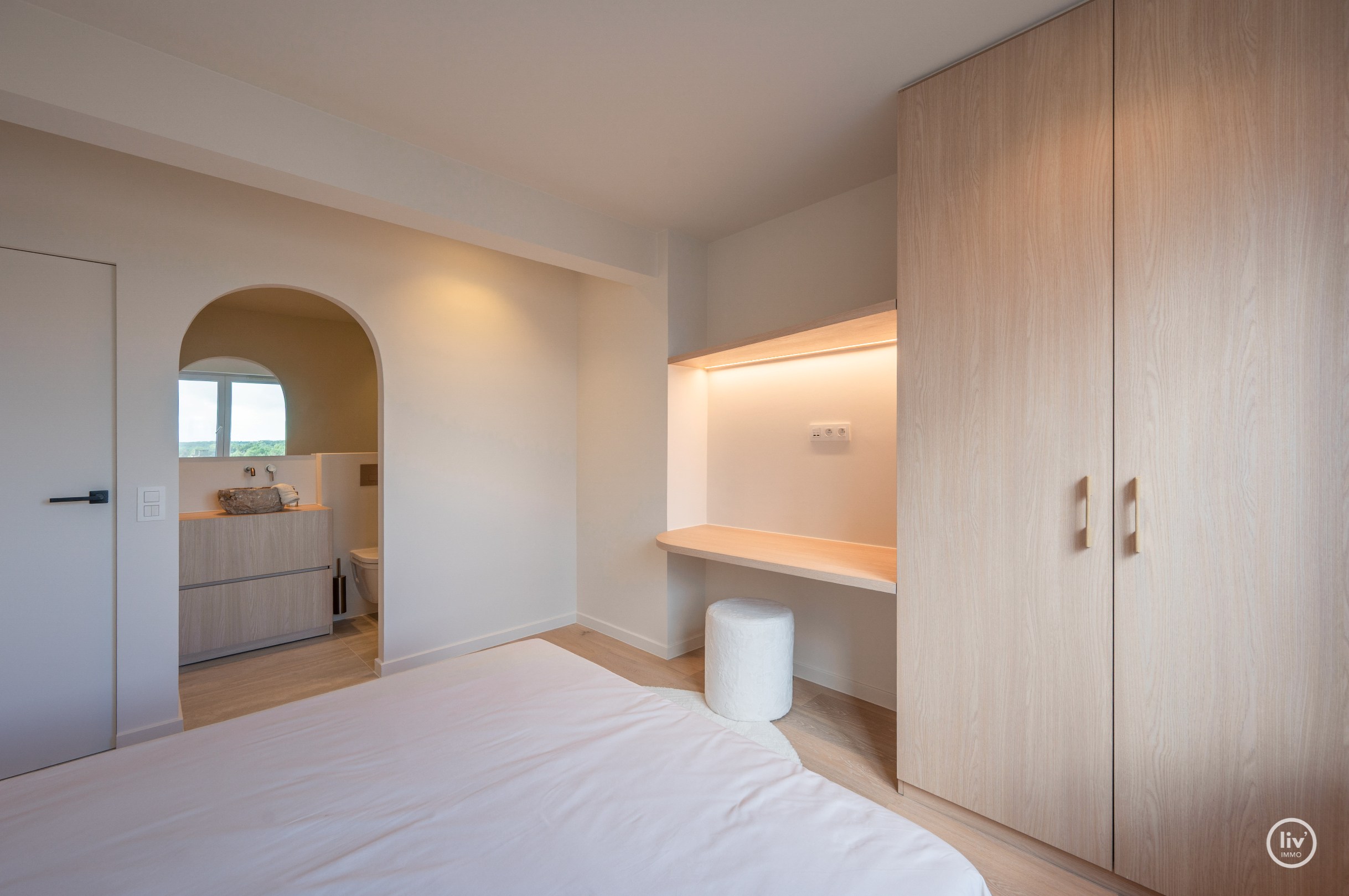 Luxueus volledig gerenoveerd 3 slaapkamer appartement te Lippenslaan gelegen op wandelafstand van het Albertstrand. 