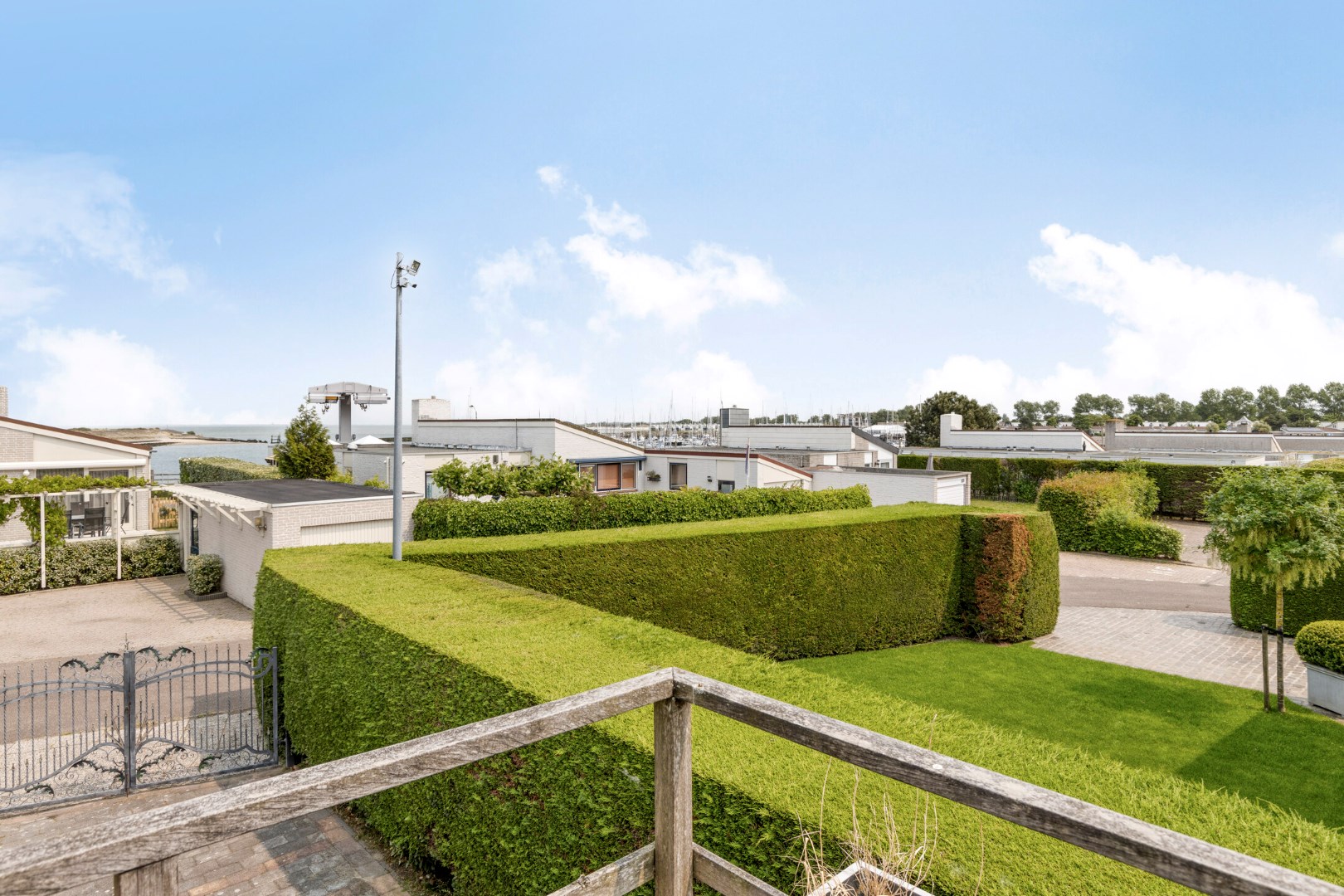 Vrijstaande 8-persoons vakantiewoning, gelegen op een unieke plek met vrij uitzicht over de Oosterschelde, kijkend richting het schilderachtige Zierikzee, wacht deze woning op een nieuwe eigenaar! 
