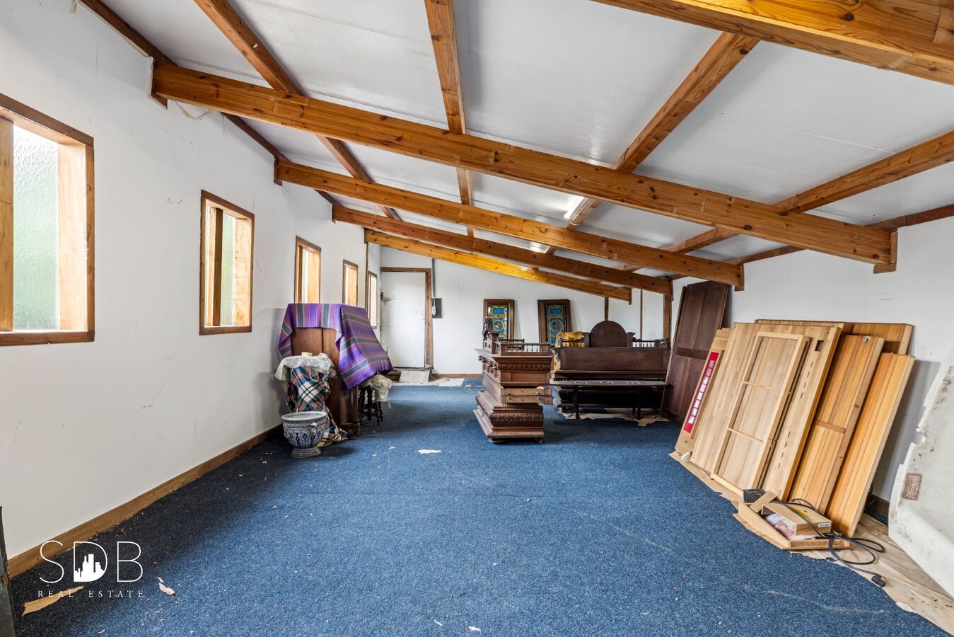 Authentieke hoeve met bijgebouwen met graslanden op circa 8.750m² 