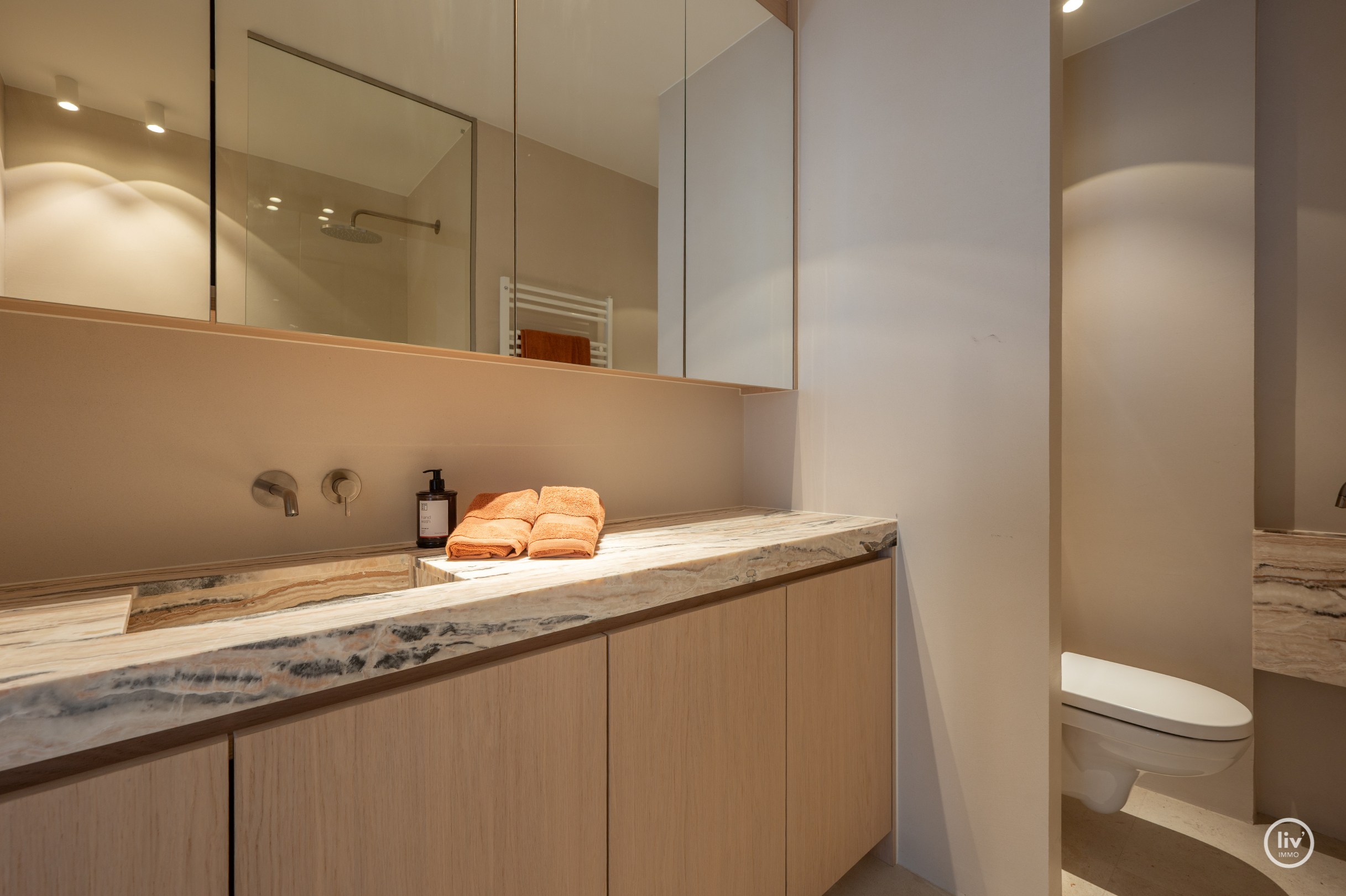 Magnifique appartement rénové de 3 chambres avec vue dégagée situé sur l'avenue Jozef Nellens à Knokke. 