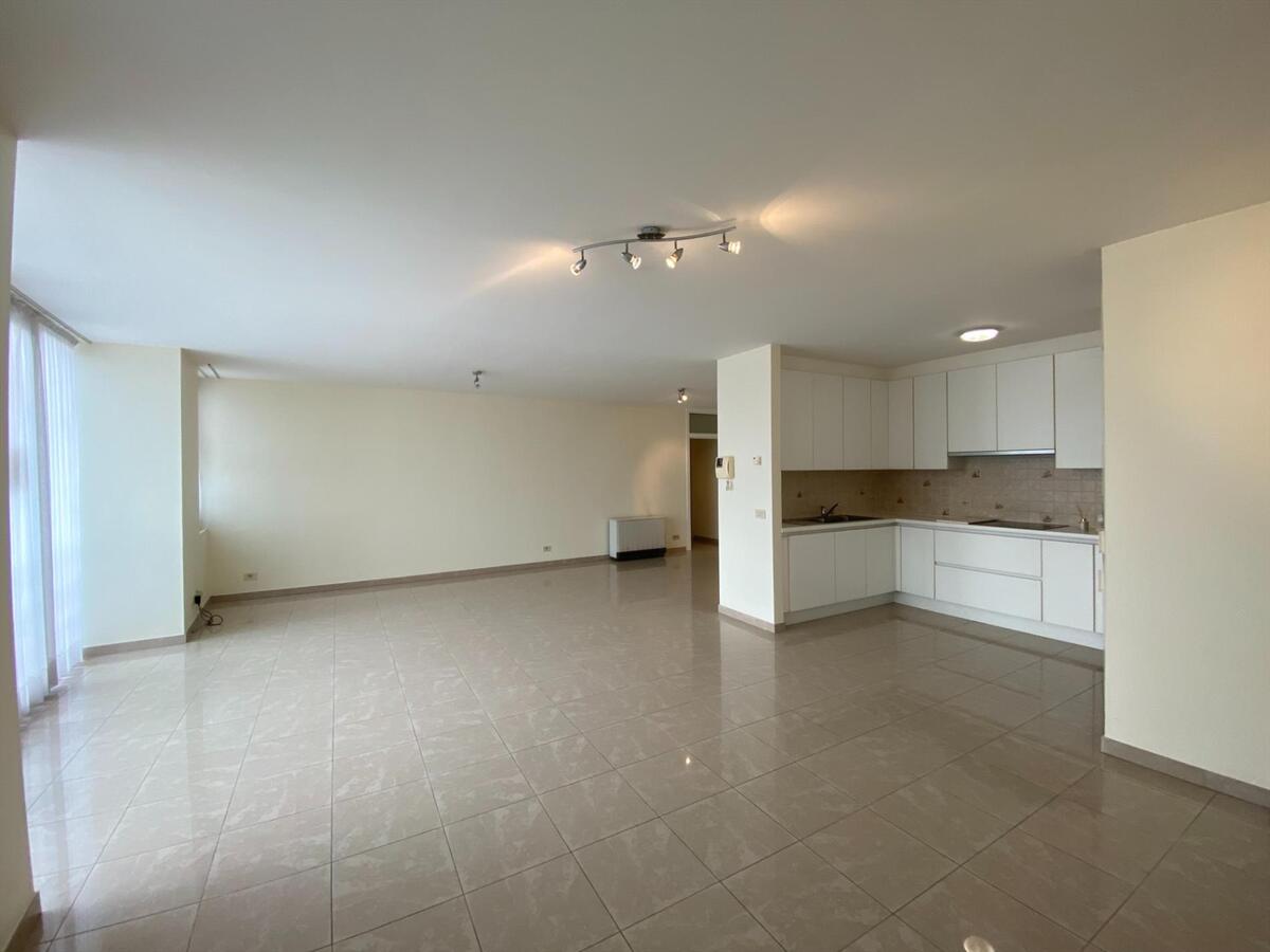 Uitstekend gelegen, ruim woonappartement met groot zonneterras 