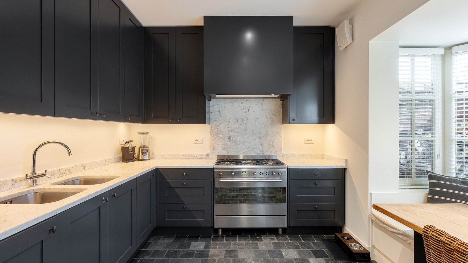 Instapklare en energiezuinige statige woning met tuin in rustige woonwijk te Knokke-Heist 