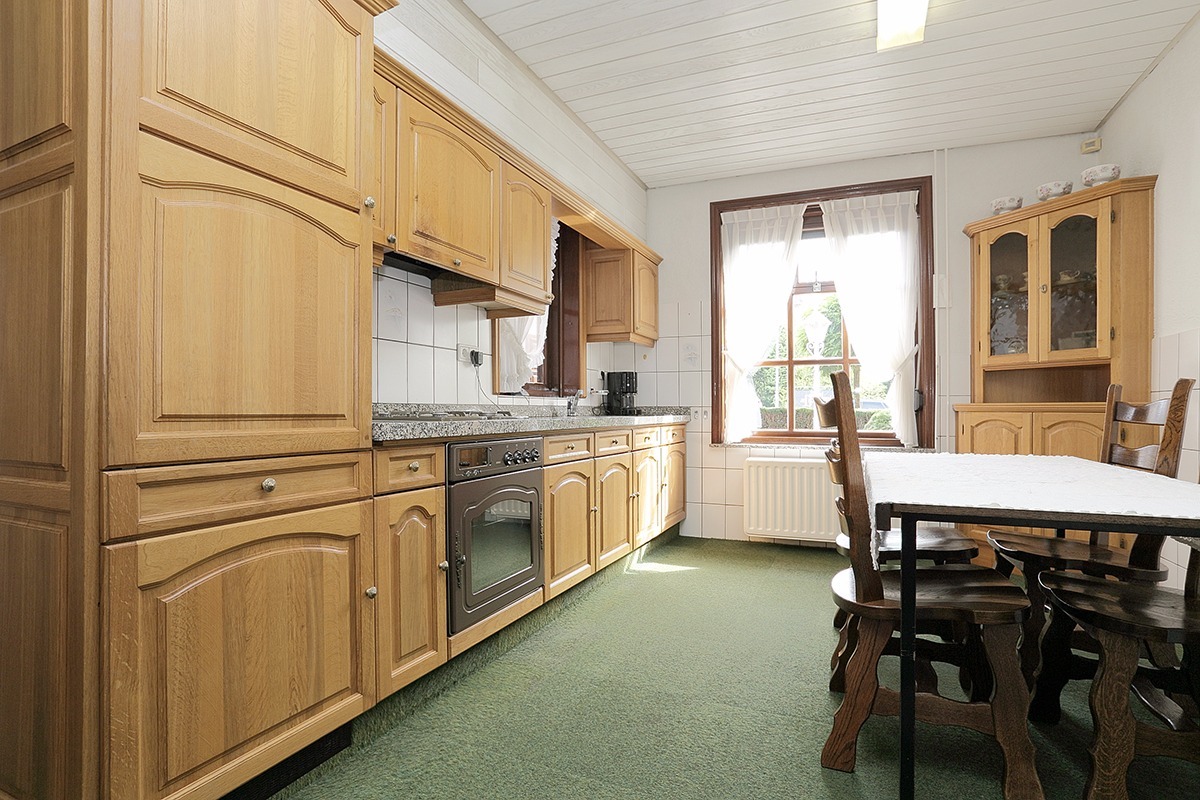 Vrijstaand woonhuis met dubbele garage, erf tuin en ondergrond staande en gelegen te Bergeijk, Bucht 45. 