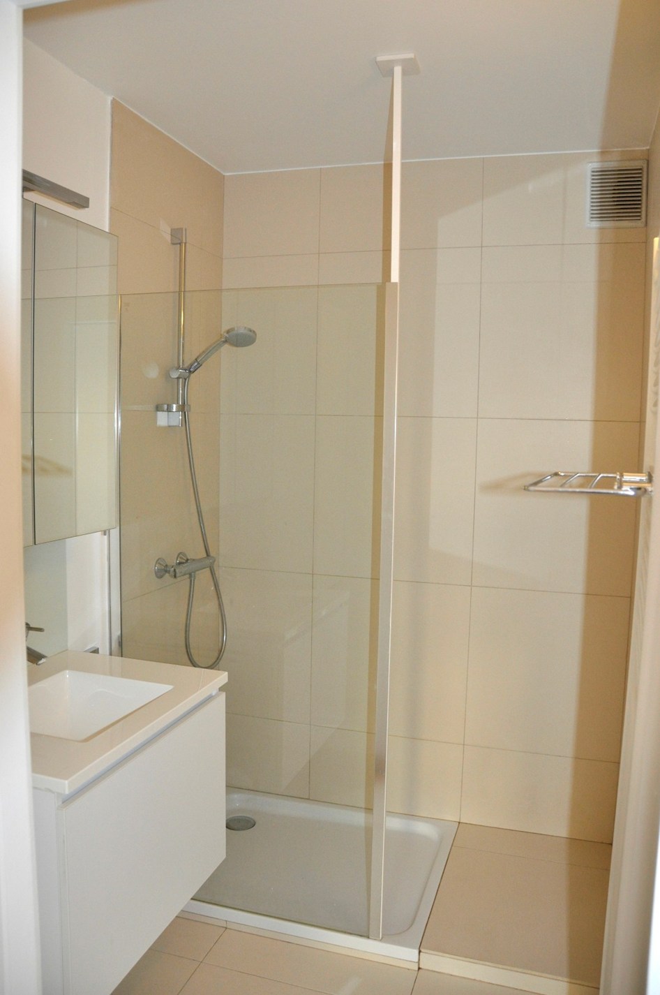 Zonnig en recent gerenoveerd appartement met 2 slaapkamers, gelegen op de Dumortierlaan, 