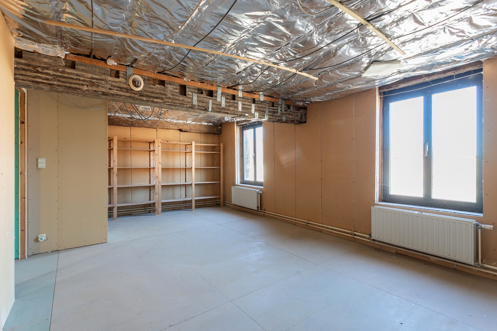 Te renoveren eigendom (317 m²) met veel potentieel, ruime tuin (6a 42ca) en dubbele achterliggende carport met toegang tot de achterliggende straat in Kester 