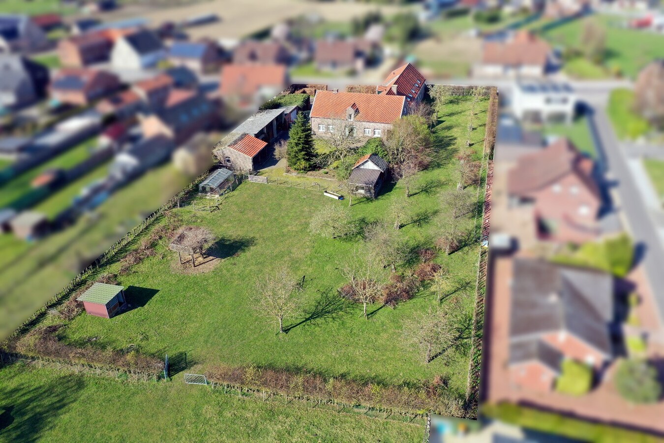 Unieke hoeve met woonst, 3 appartementen en paardenstallen op een ruim perceel van ca 1,2ha te Dilsen-Stokkem 