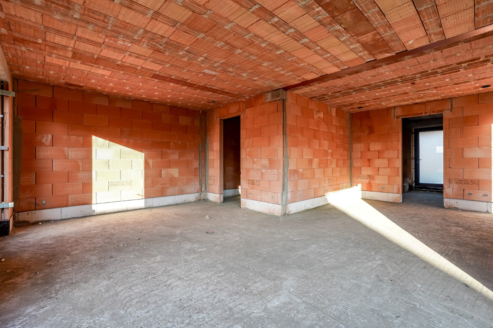 Halfopen casco woning op 256m² op rustige ligging 