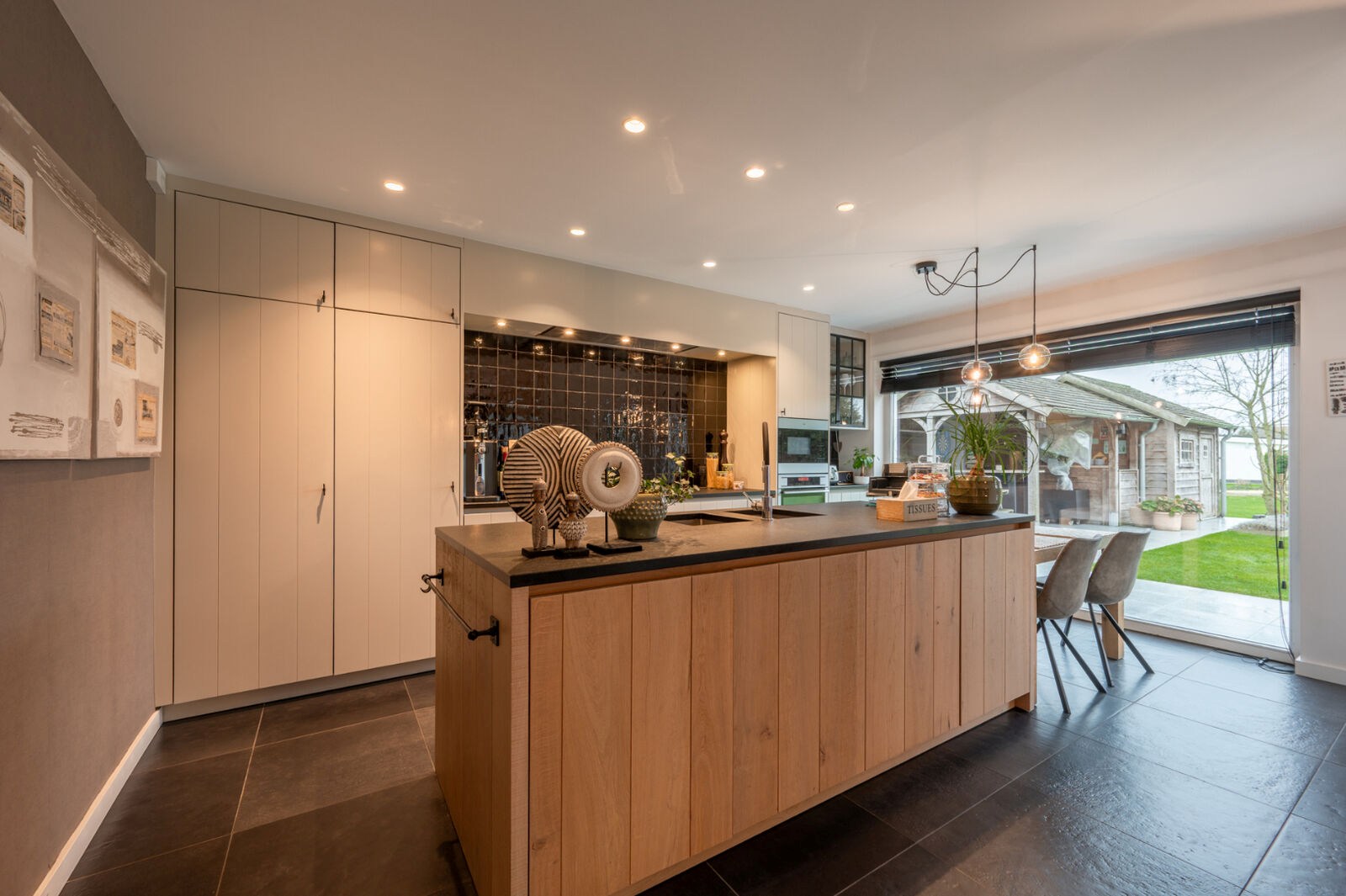 Prachtig gerenoveerde alleenstaande villa geniet van een uitstekende centrale ligging, op slechts enkele minuten van het centrum van Knokke. 