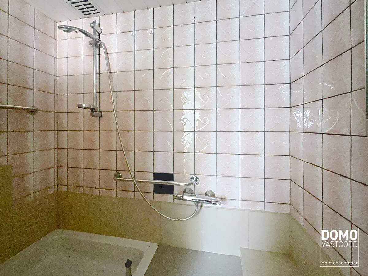 Te renoveren ruime open bebouwing, gelegen te Berbroek. 