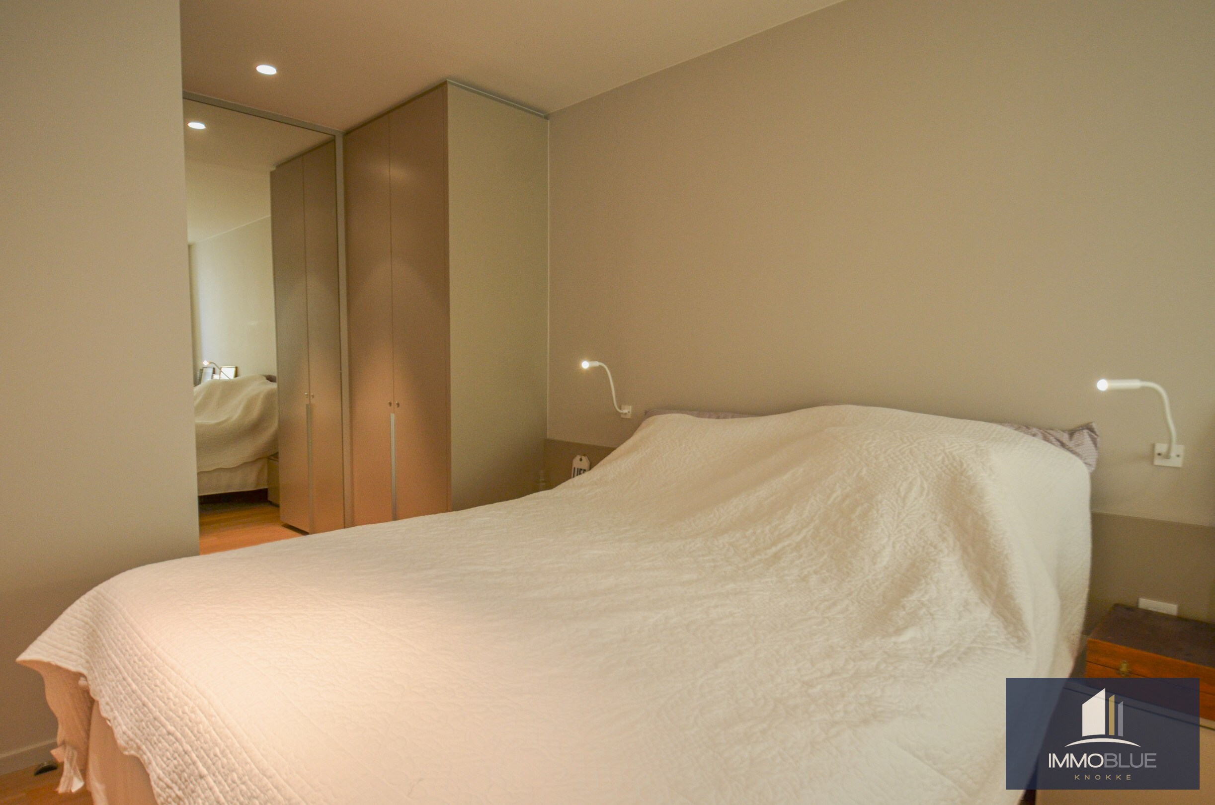 L’appartement bénéficie d’une double orientation, avec une vue frontale sur la mer à l’avant et une vue dégagée sur l’arrière-pays à l’arrière. 