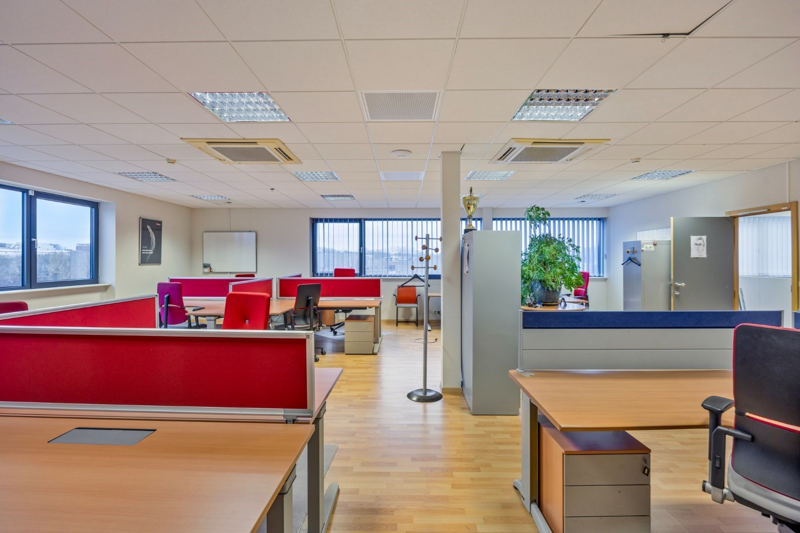 Kantoor te koop in het industriepark te Haasrode/Heverlee met 14 parkings - opp. 626 m² - verkoop van aandelen 