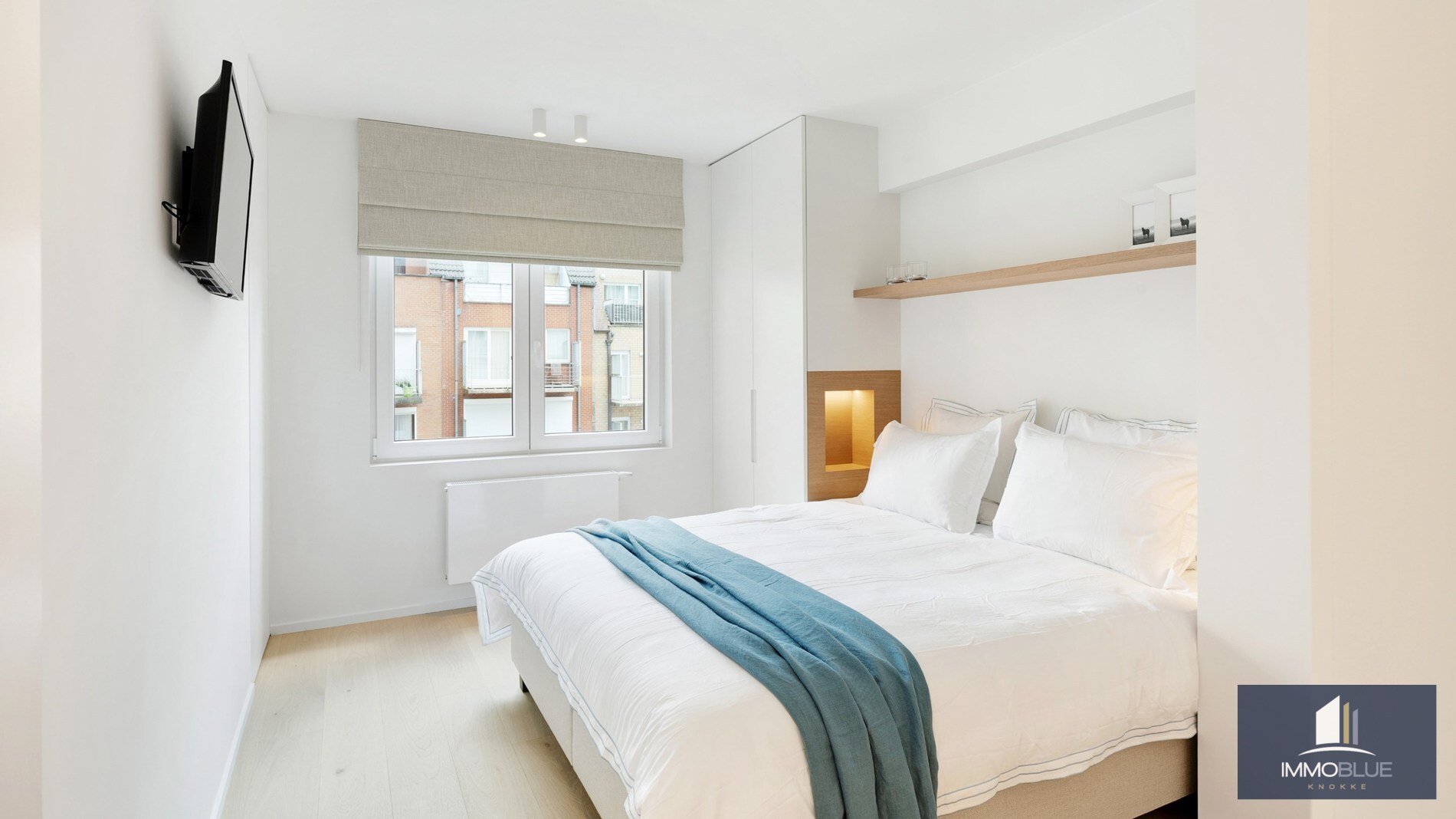 Centraal gelegen, volledig gerenoveerd appartement met drie slaapkamers. 