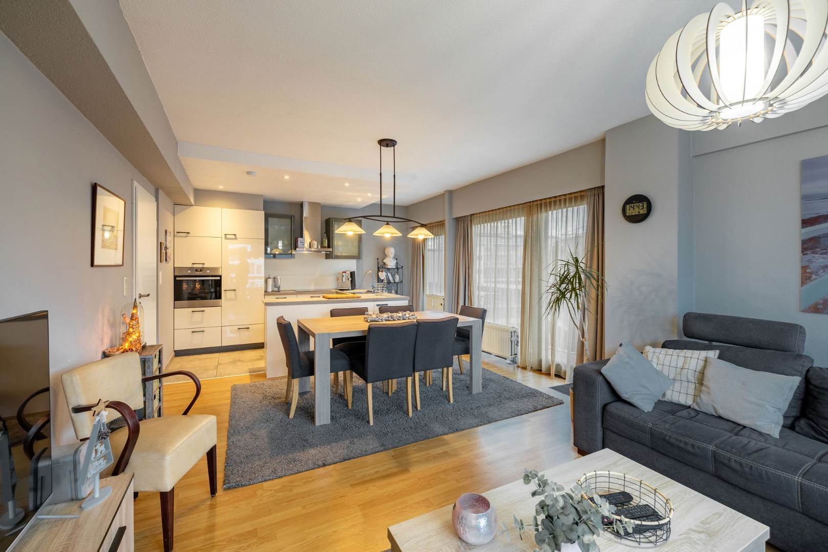 Ruim, lichtrijk hoekappartement met uniek havenzicht 