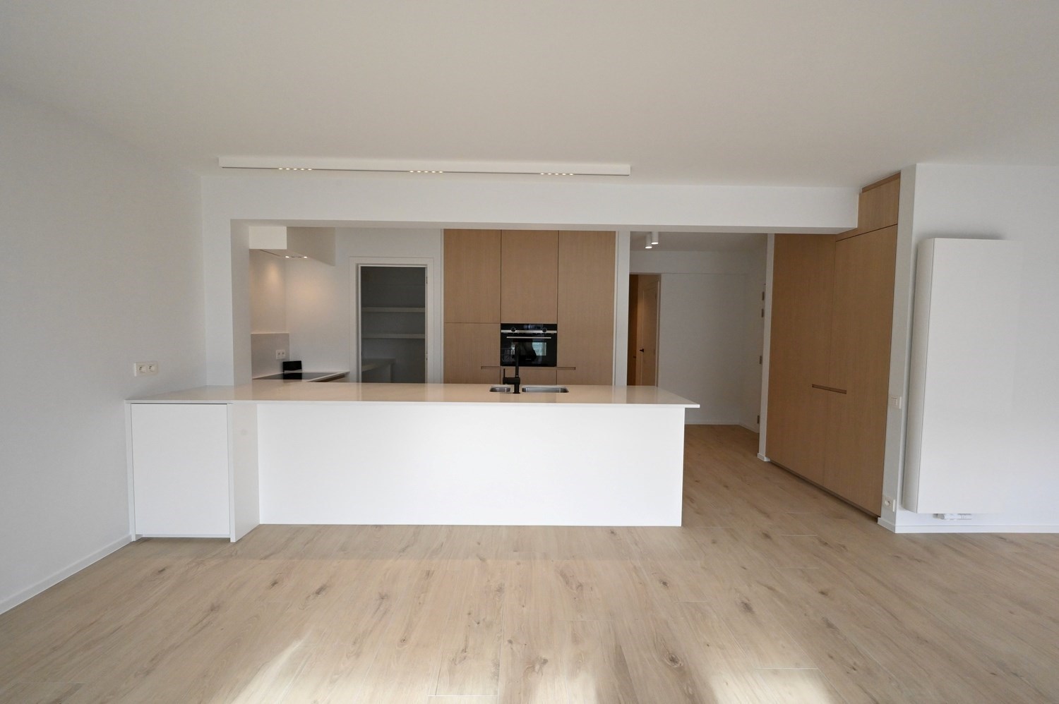 Non meublé - Neuf - Appartement luxueusement rénové avec 3 chambres et une vue dégagée sur la place du Bourgmestre Frans Desmidt. 