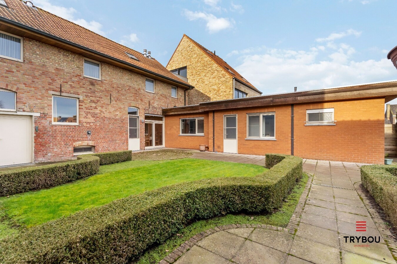 Zeer ruime gezinswoning in het centrum van Merkem 