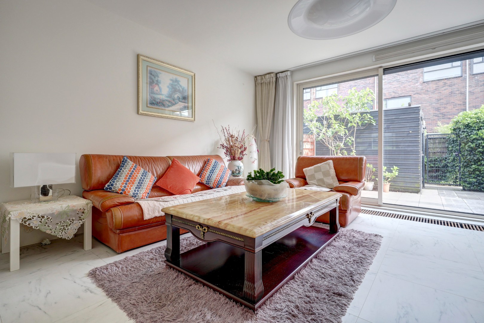 Goed onderhouden 4-kamer eengezinswoning met 3 goede slaapkamers (optie tot creëren 4e slaapkamer), ruime badkamer, onderhoudsvriendelijke tuin en gelegen op eigen grond! 
