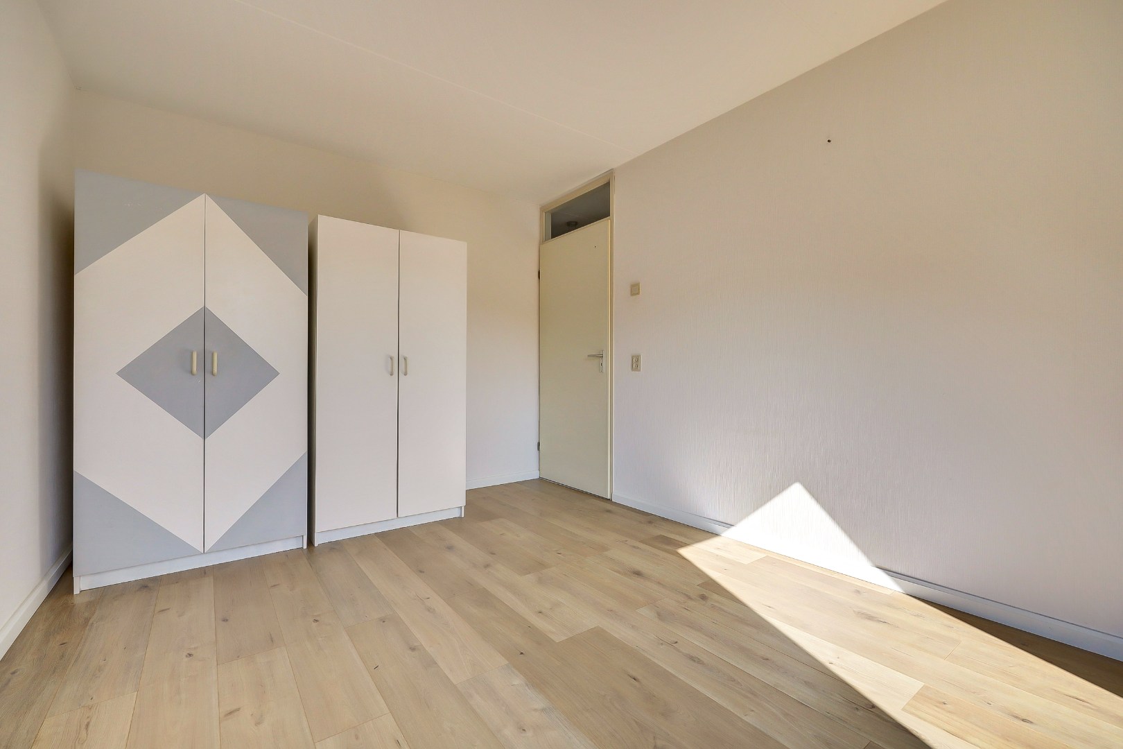 Ruime 5-kamer hoekwoning met aangebouwde garage op een kavel van maar liefst 297 m2 eigen grond! 