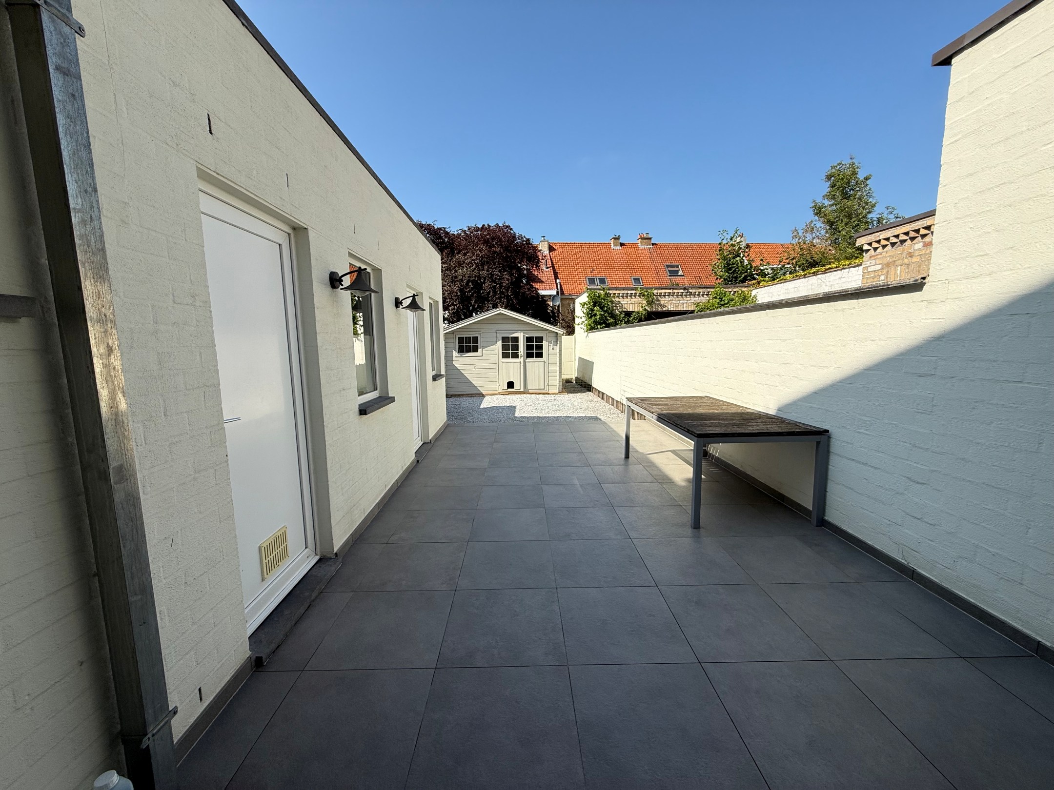 Non meublé - Maison bien entretenue avec trois chambres située dans le vieux Knokke, à distance de marche du centre commercial de Knokke et du Zoute. 