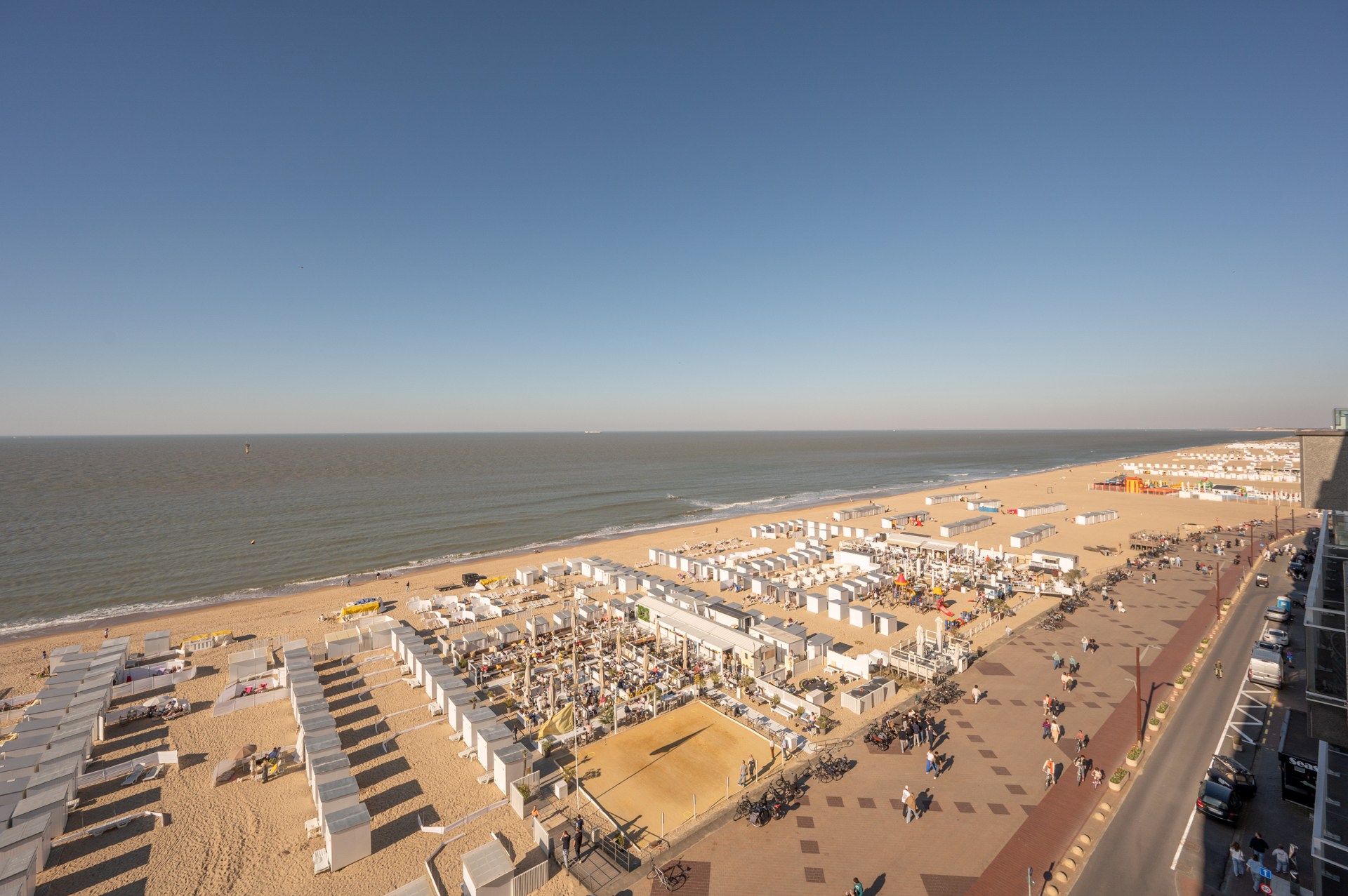 Prachtig gerenoveerd en instapklaar appartement met 3 slaapkamers en frontaal zeezicht, gelegen in een prestigieuze residentie op de zeedijk in het Zoute. 