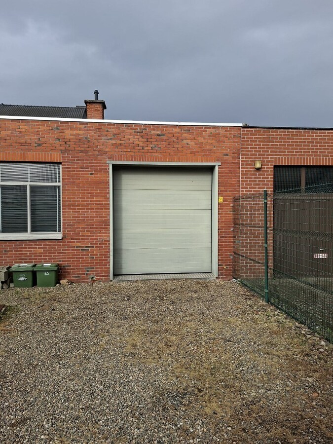 Comfortabel, zeer ruim appartement met 4 slaapkamers, terras en garage in het centrum van Neeroeteren! 