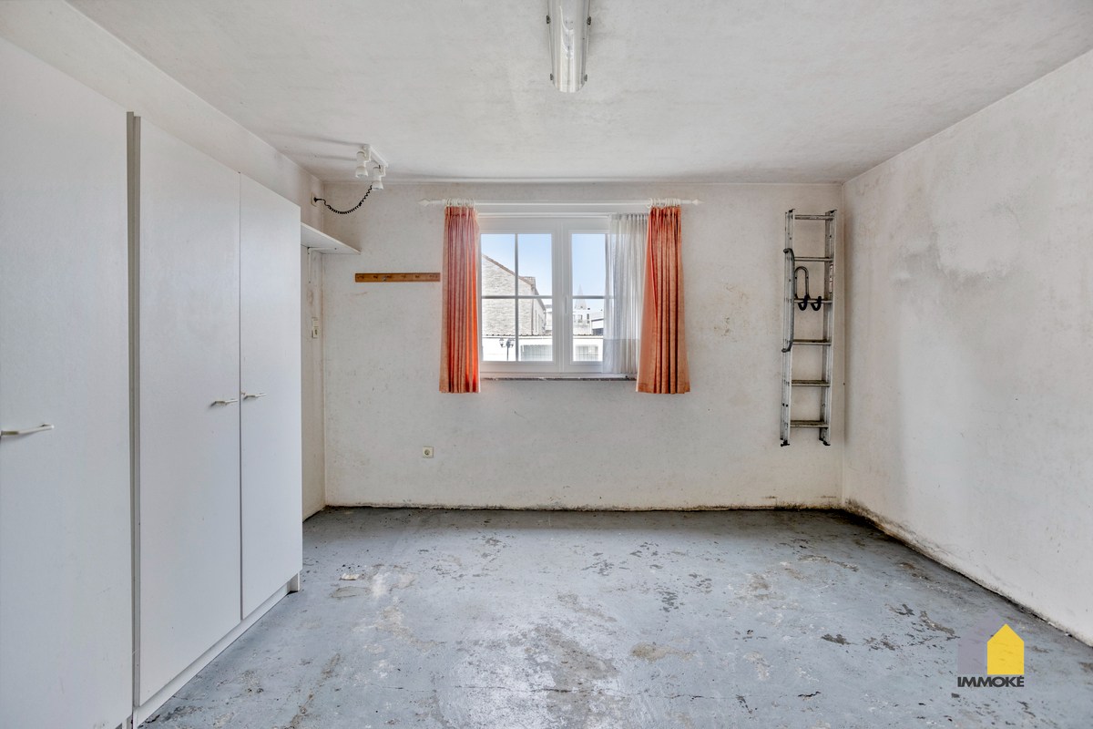 Vrijstaande, statige woning op 7 a 82 ca met 3 slpk en mooie tuin. 