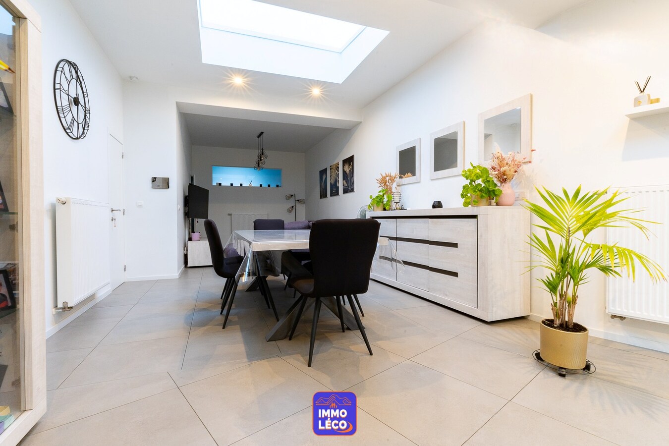 Maison entièrement rénovée avec beaux volumes, terrasse et jardin. 