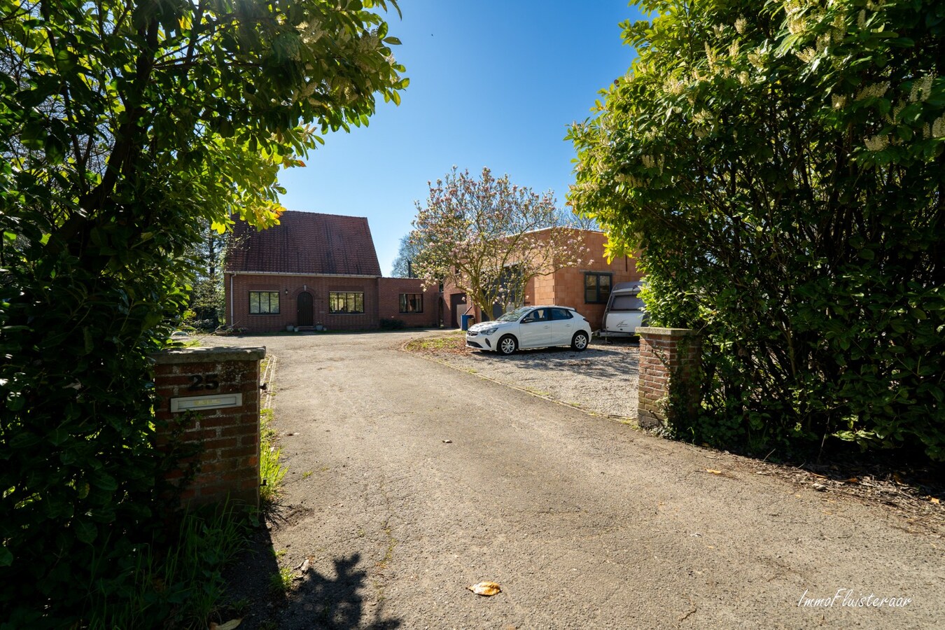 BEZOEKDAG OP 23 MEI VAN 10U TOT 14U. Landelijk gelegen woning met stallen en handig bijgebouw op ca. 7.025 m² (Optie aankoop extra aanpalend weiland van 5.735 m2) 