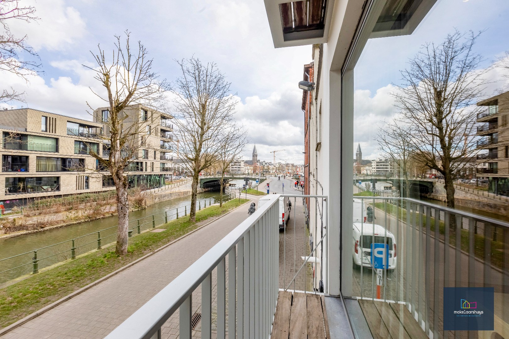 Ruim en goed gelegen 1-slp.app. met groot terras en overdekte staanplaats 